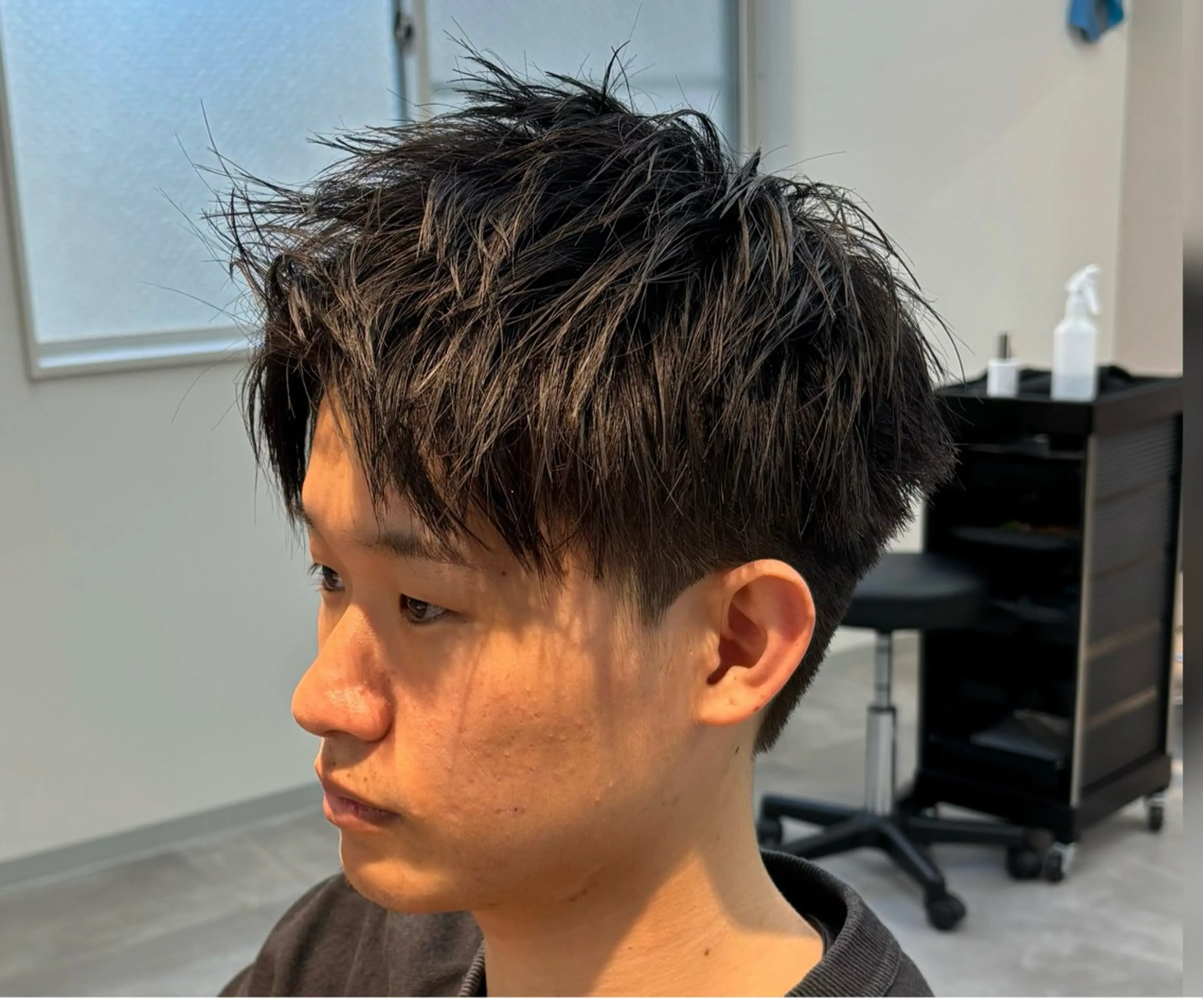 メンズ アップバング メンズショート ツーブロック 刈り上げ カット フェザーパーマ千葉駅 メンズサロン保立のヘアスタイル