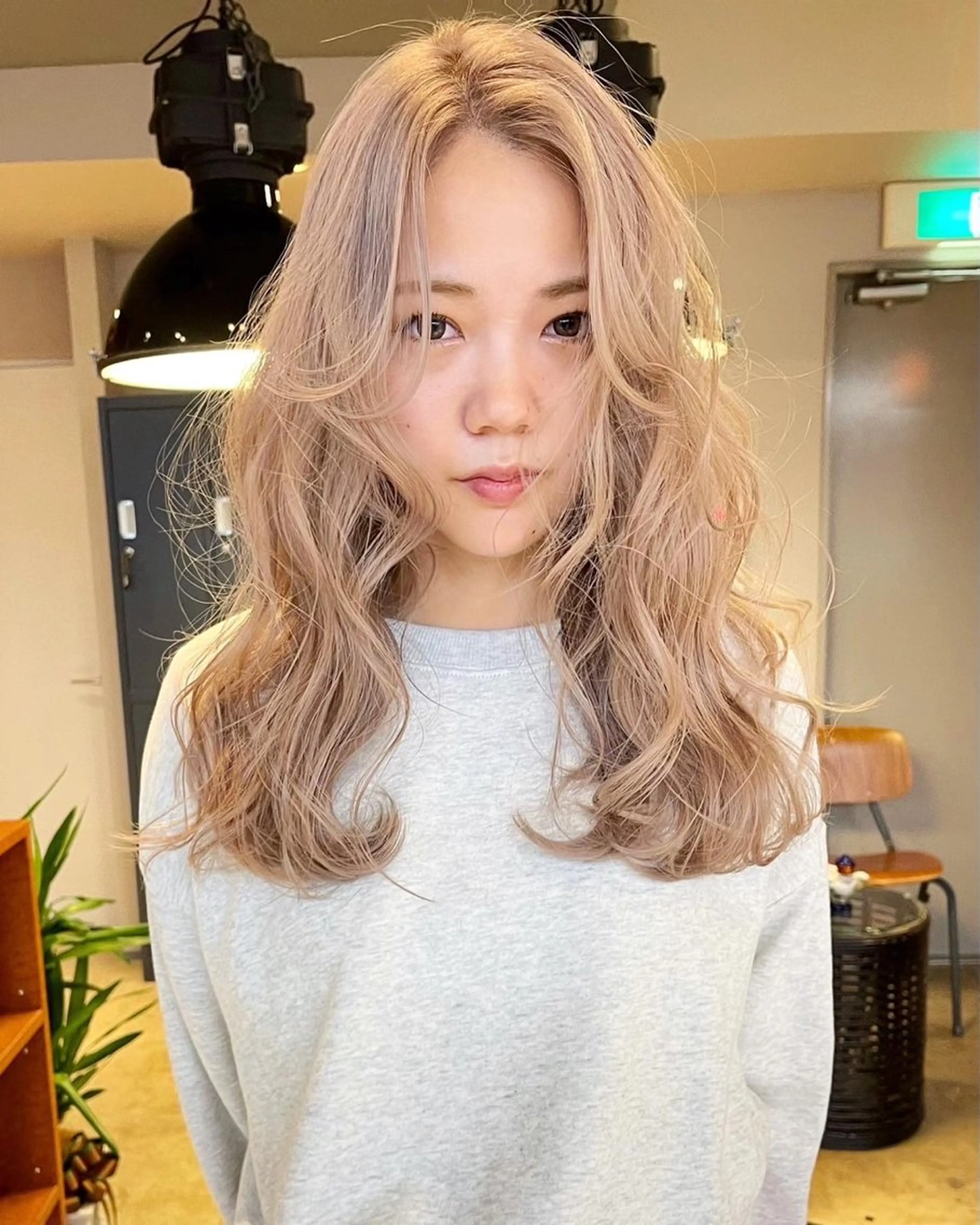 ロング カット ヘアカラー ミルクティーベージュ outaのヘアスタイル
