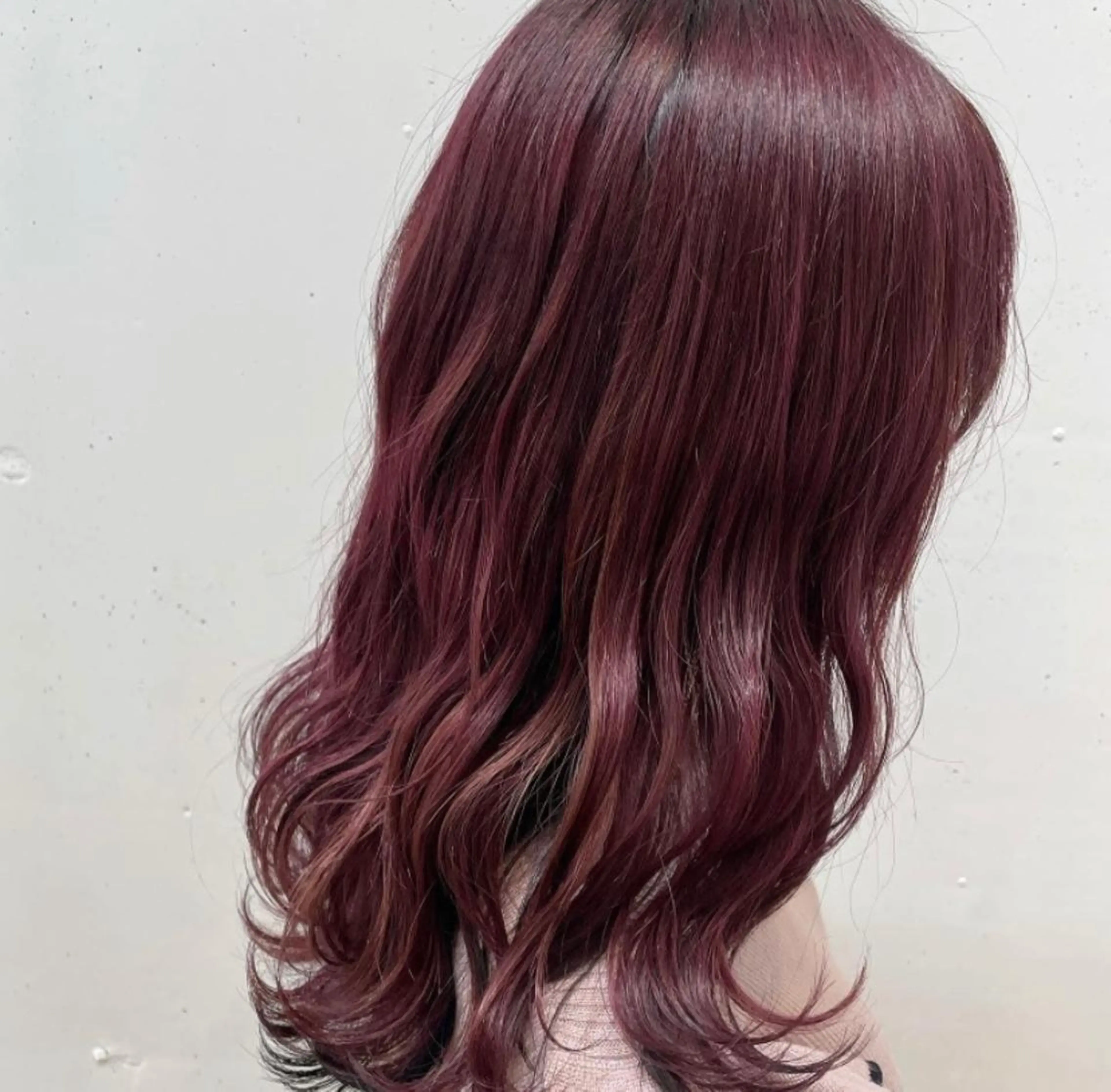セミロング カラー ヘアアレンジ レッドカラー レイヤーカット ローレイヤー カット ヘアカラー トリートメント AILEE所属・ウルフカット レイヤーカット上柿のヘアスタイル