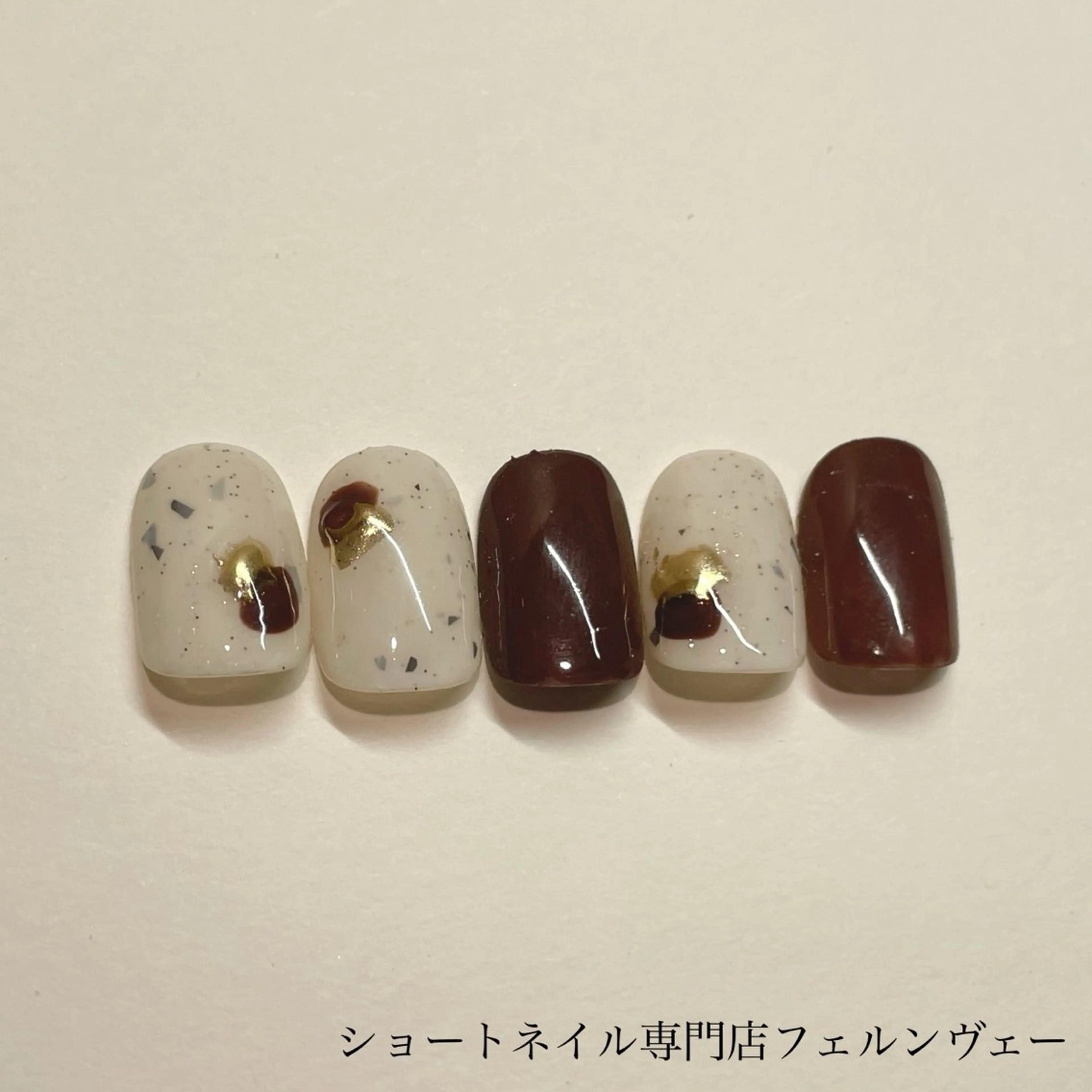 ネイル ゴールド ミラーネイル ネイルチップ ハンドネイル ショートネイル専門店フェルンヴェー所属・ショートネイル専門店 フェルンヴェーのネイルデザイン