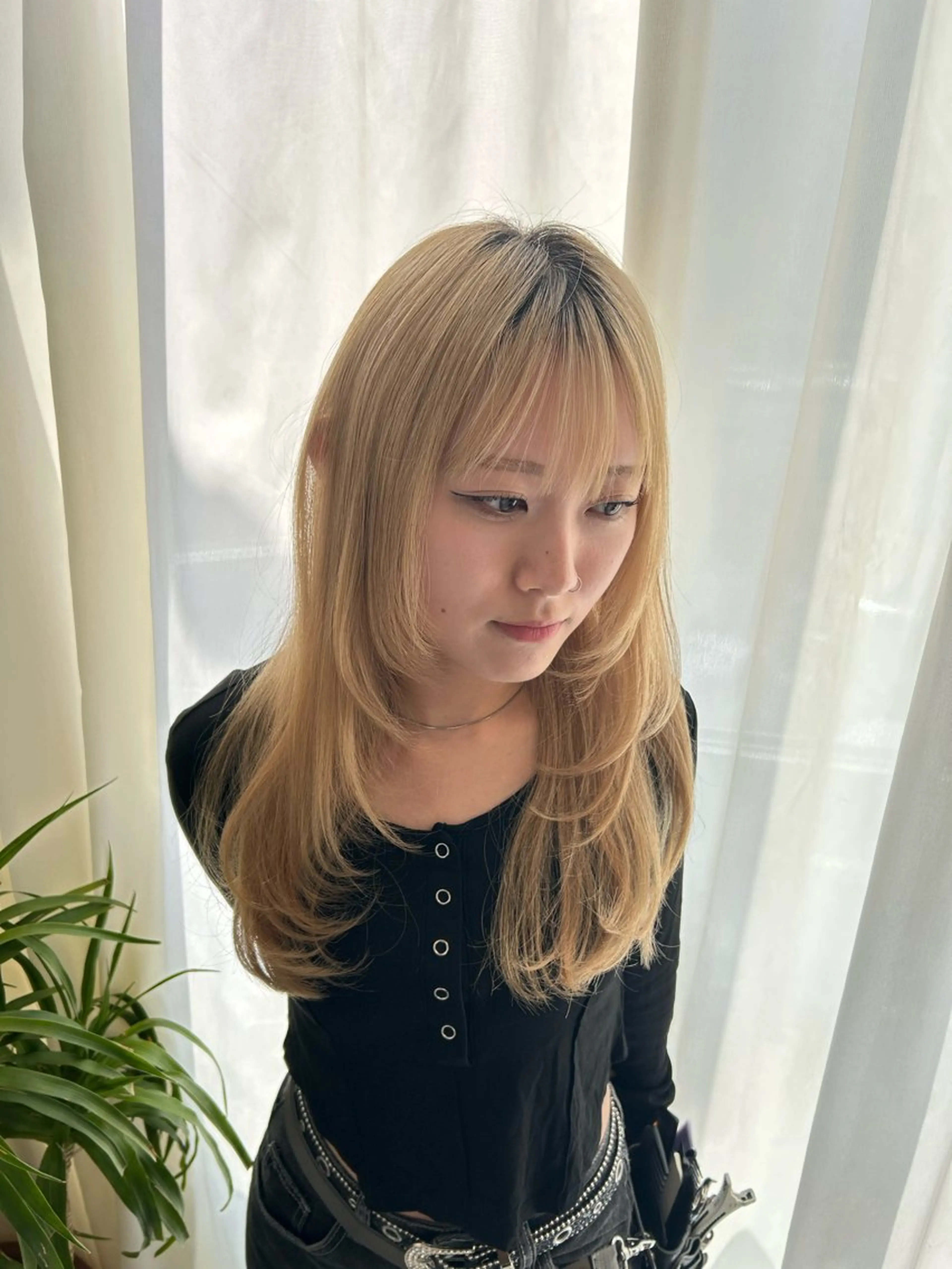 セミロング 顔まわりレイヤー 顔周りカット レイヤーカット 🩷akari🩷/ ブリーチ/レイヤーのヘアスタイル