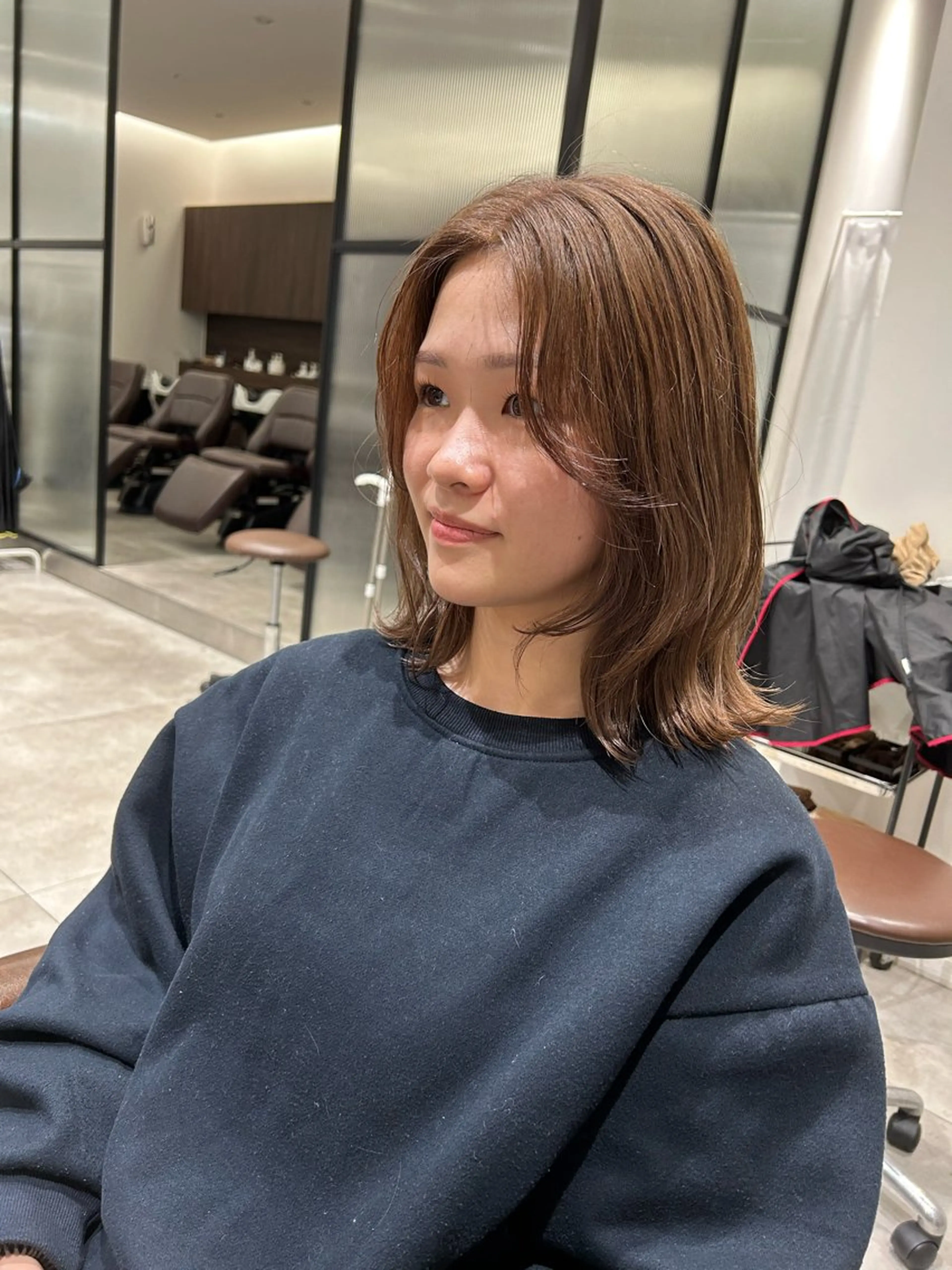 ミディアム カラー ベージュカラー ブリーチ くびれヘア レイヤーカット ヘアカラー オリーブベージュ/ ブリーチなし透明感のヘアスタイル