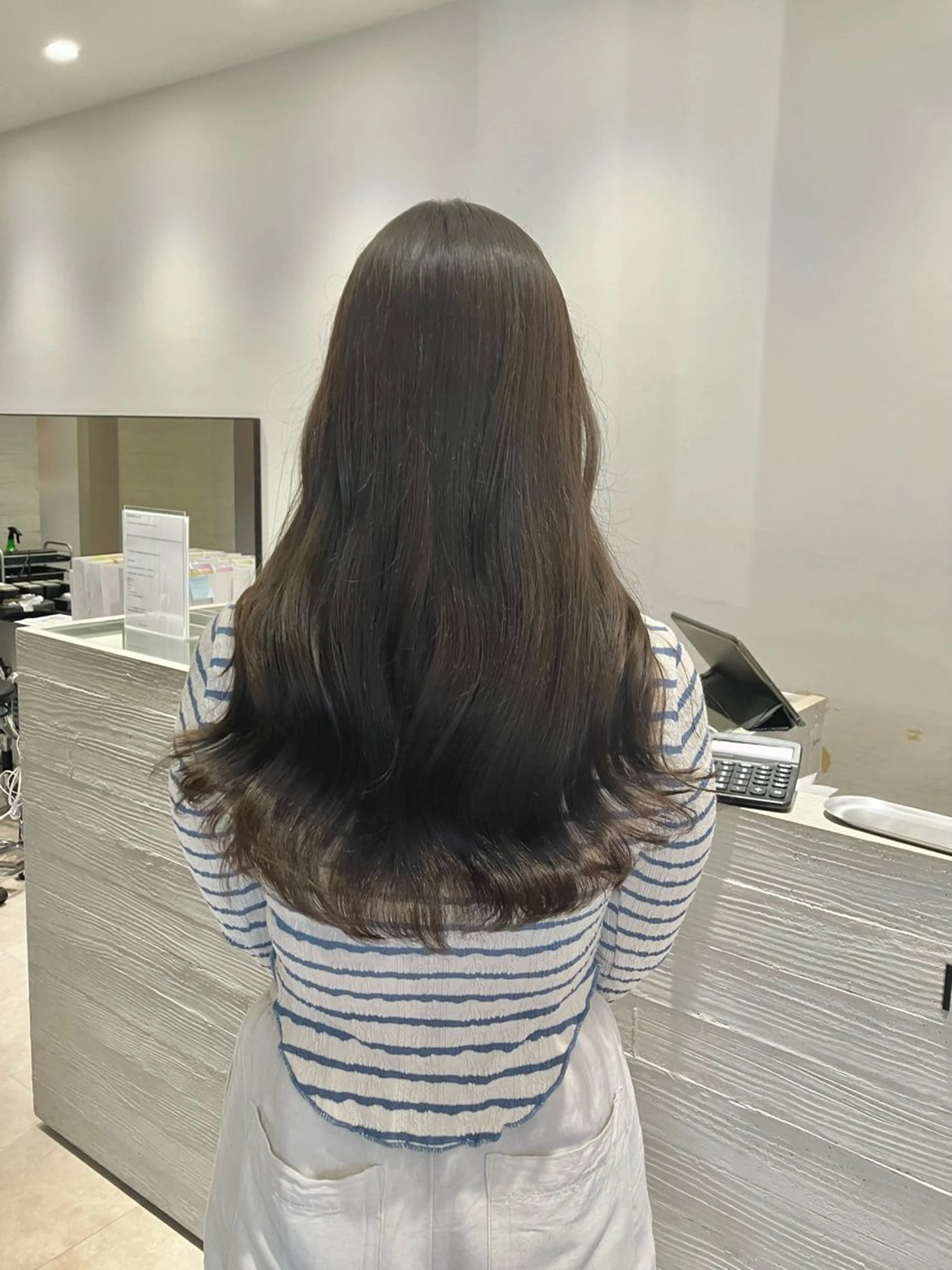 ロング カラー ベージュカラー オリーブベージュ サキ🤍ハイトーン 🩰くびれ巻きヘアのヘアスタイル