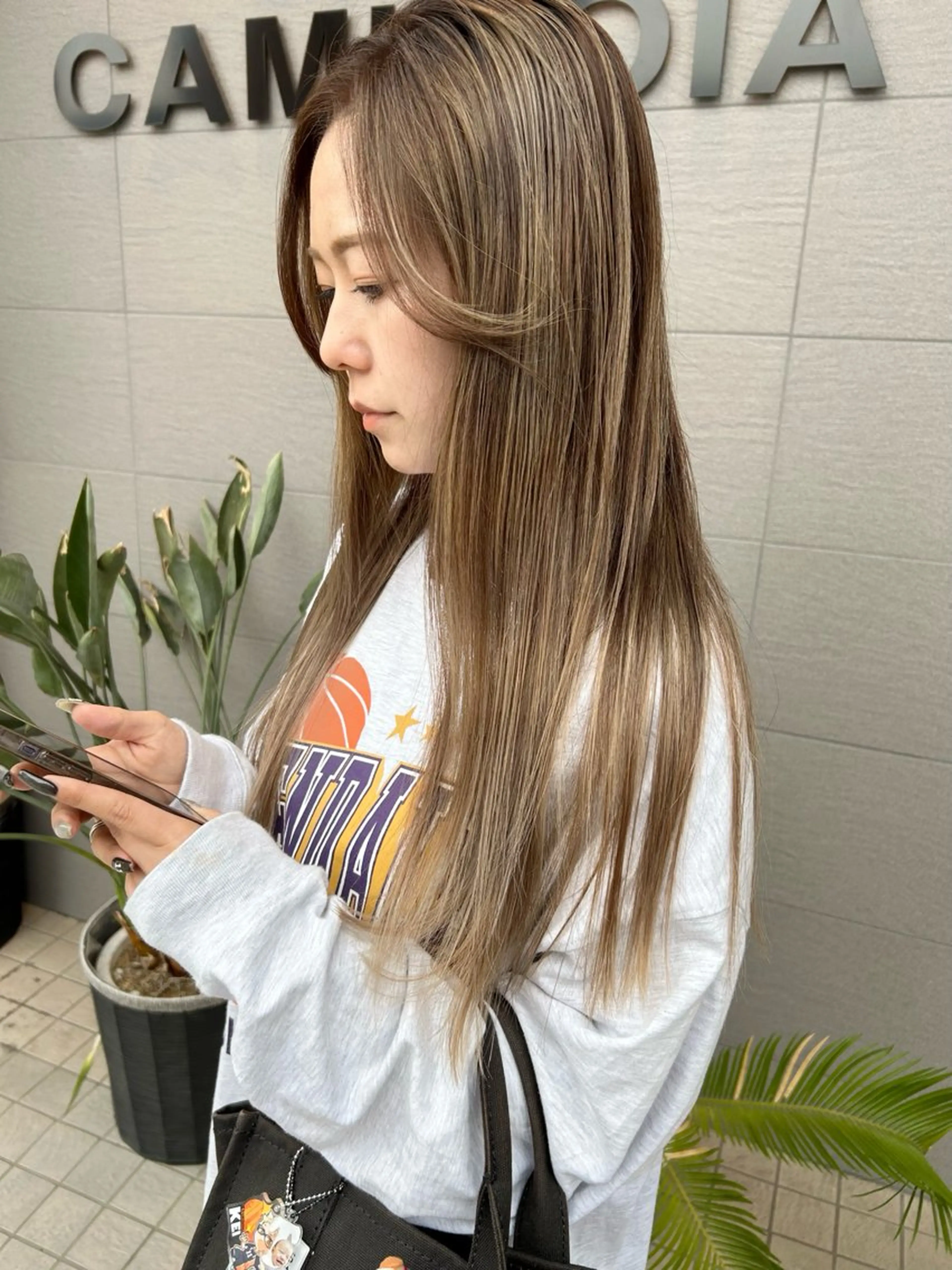 ロング カラー バレイヤージュ ベージュカラー ミルクティーベージュ レイヤーカット ヘアカラー ナカジマ ナナのヘアスタイル