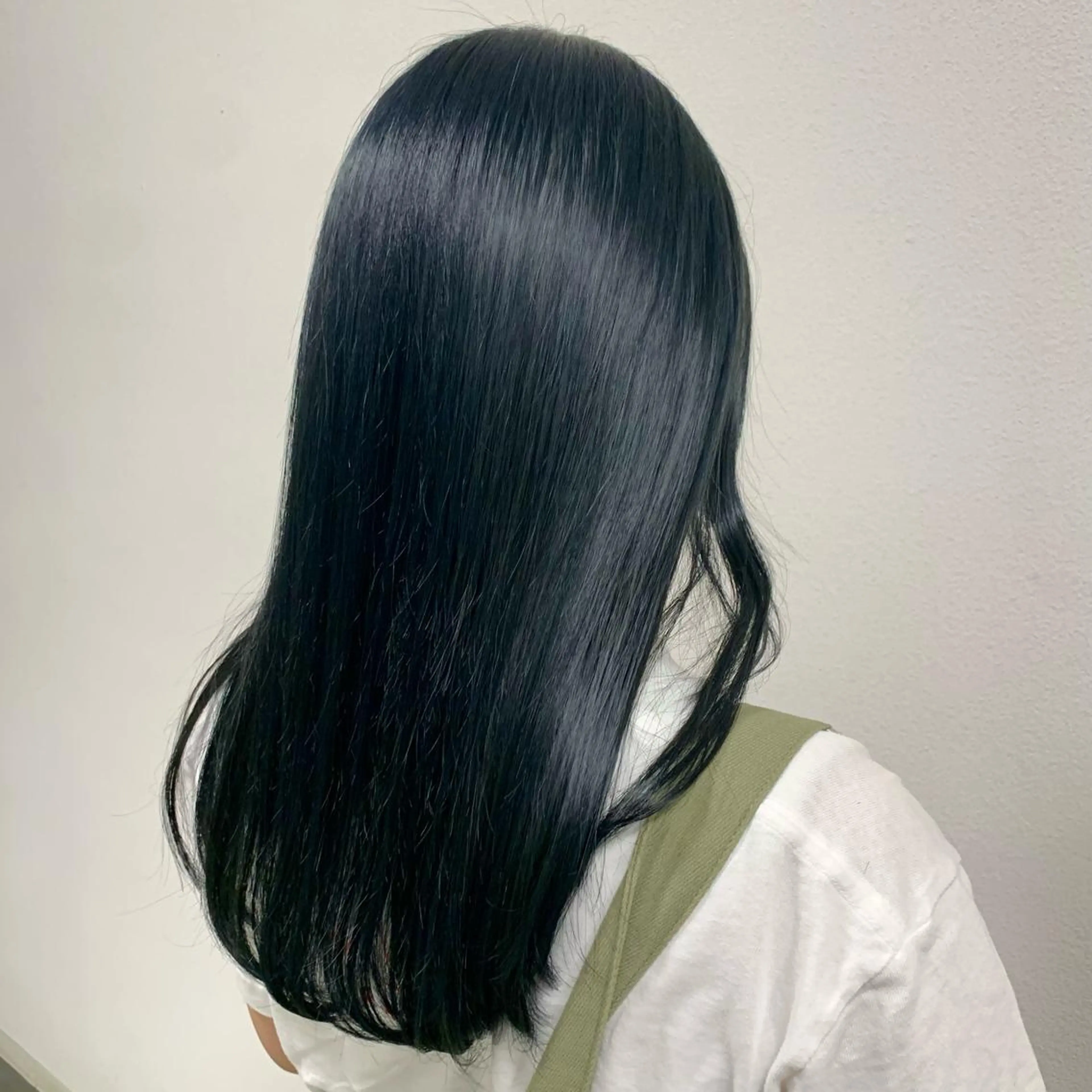 ロング カラー 黒髪 ブルーカラー ブルーブラック ヘアカラー トリートメント 村田 来倖のヘアスタイル