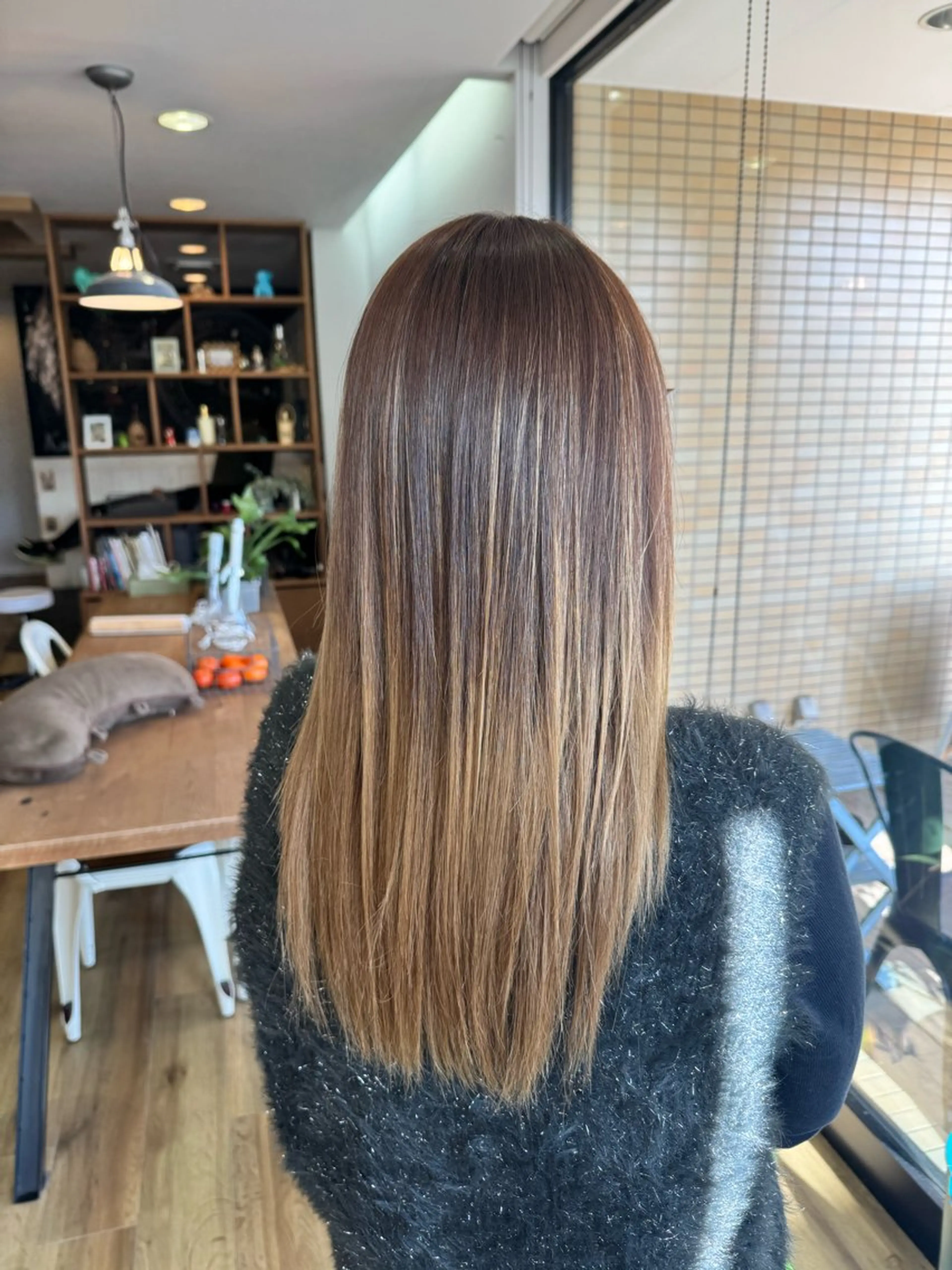 ロング カラー アッシュ ベージュカラー ブリーチ ヘアカラー トリートメント ツキダテ ユイのヘアスタイル