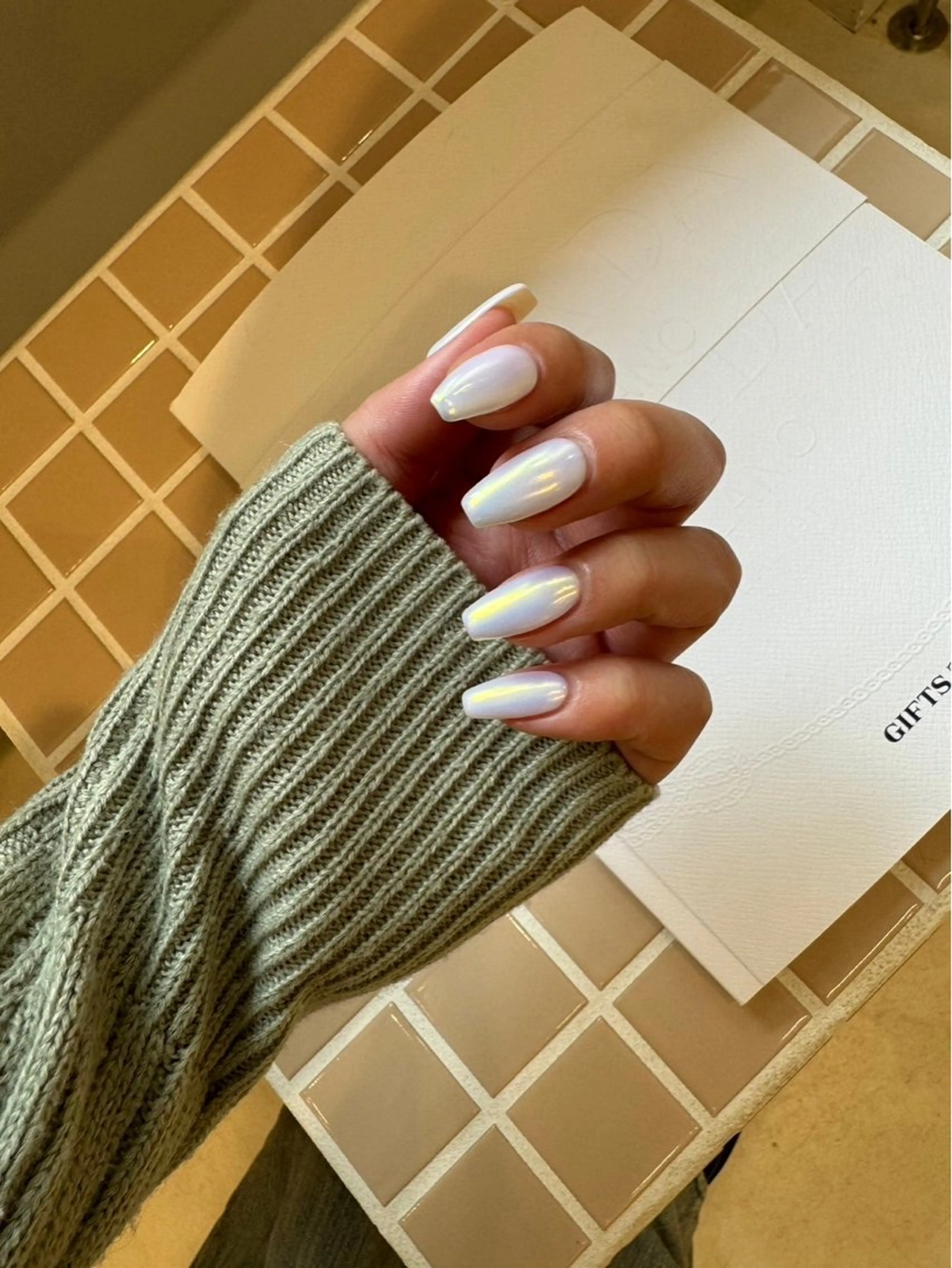 ネイル オーロラネイル ホワイト ハンドネイル ハンドケア Charme. NOBUKOのネイルデザイン