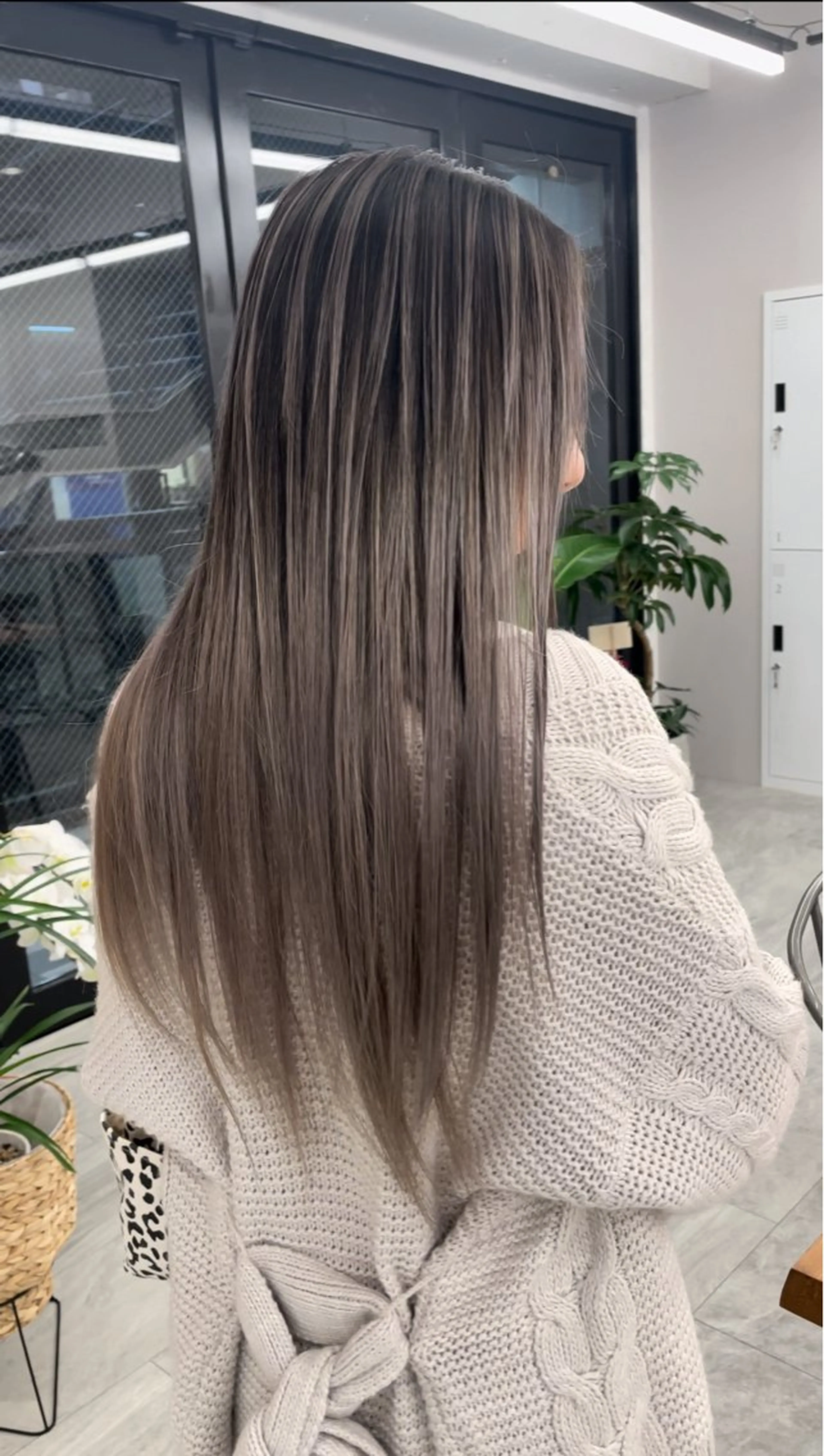 ロング レイヤーカット ヘアカラー 🦋MAHO🦋 デザインカラーのヘアスタイル