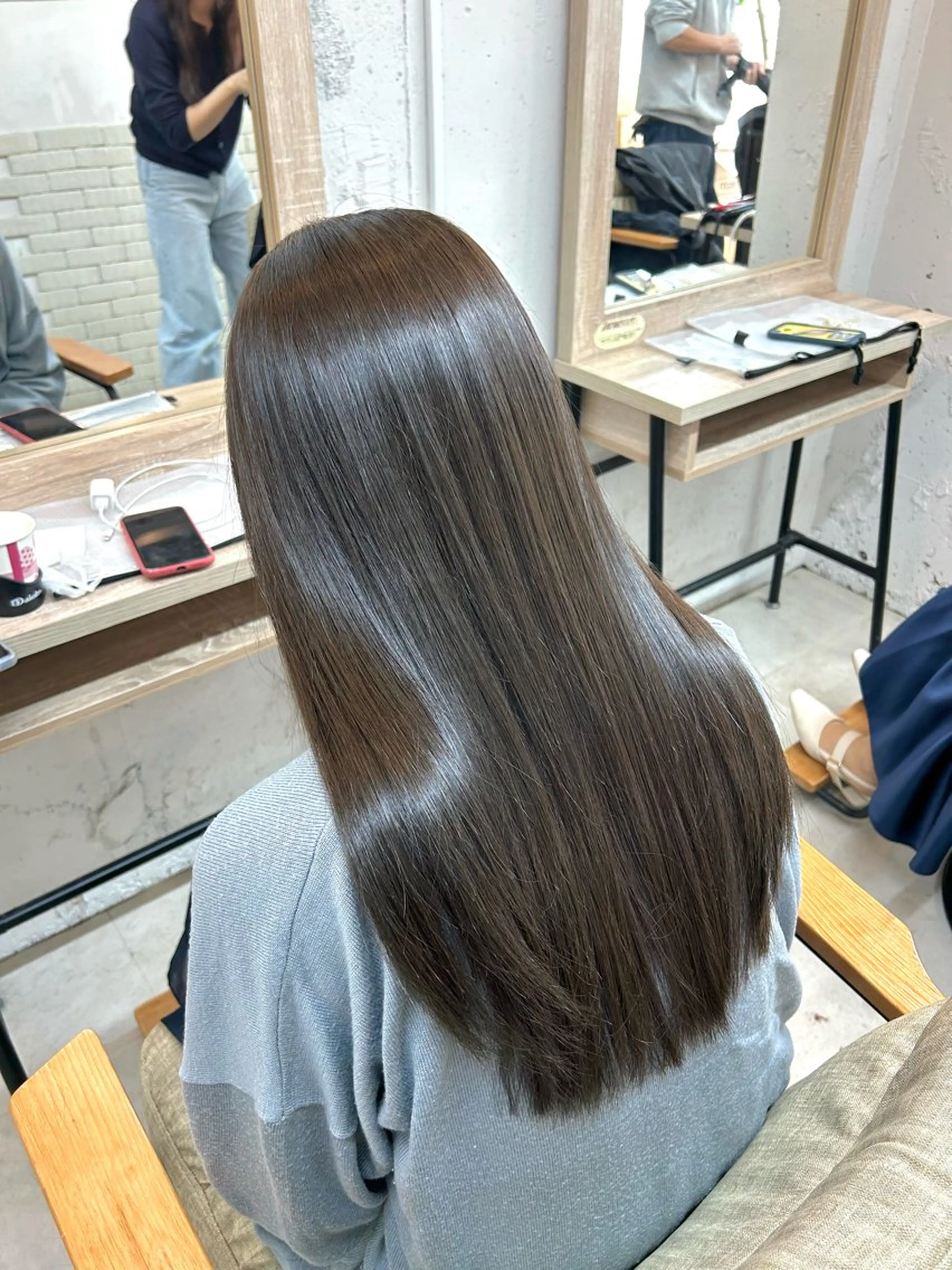 ロング カラー グレージュ 岩崎 美帆のヘアスタイル