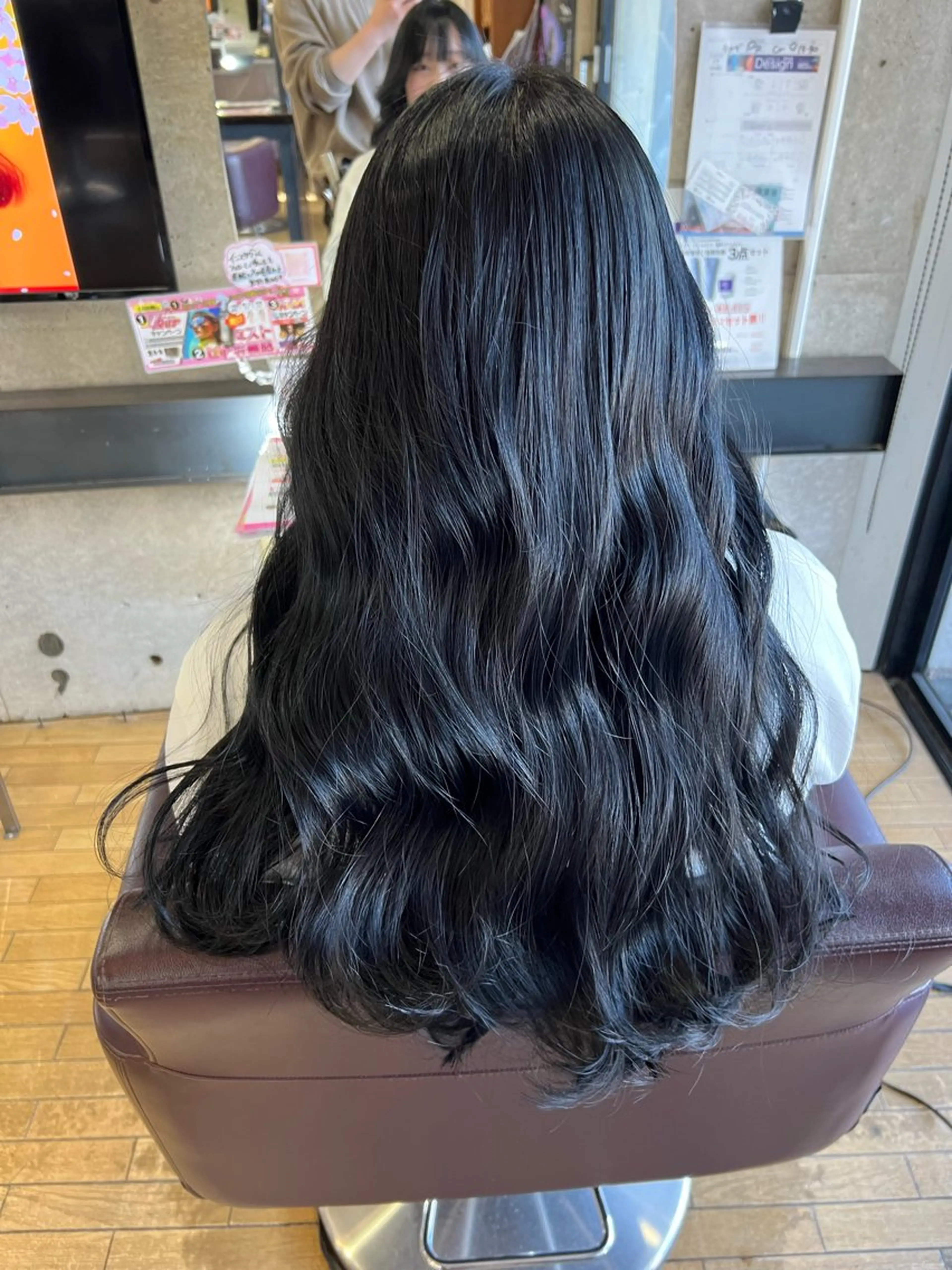 ロング カラー 黒髪 ブルーカラー ブルーブラック 只野 真衣のヘアスタイル