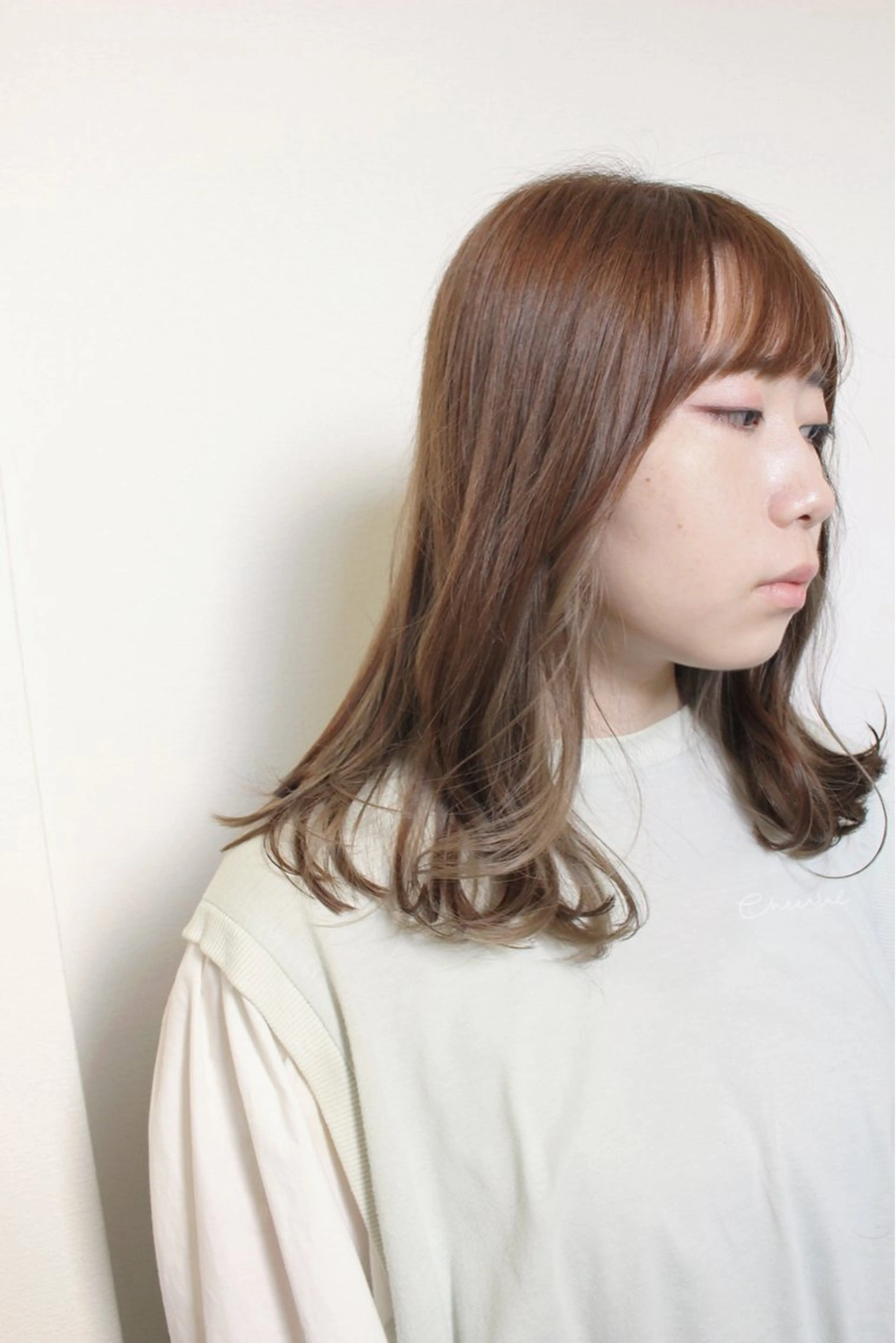 ミディアム カラー ベージュカラー ブリーチ ブラウンカラー イヤリングカラー カット ヘアカラー 土居 正季のヘアスタイル