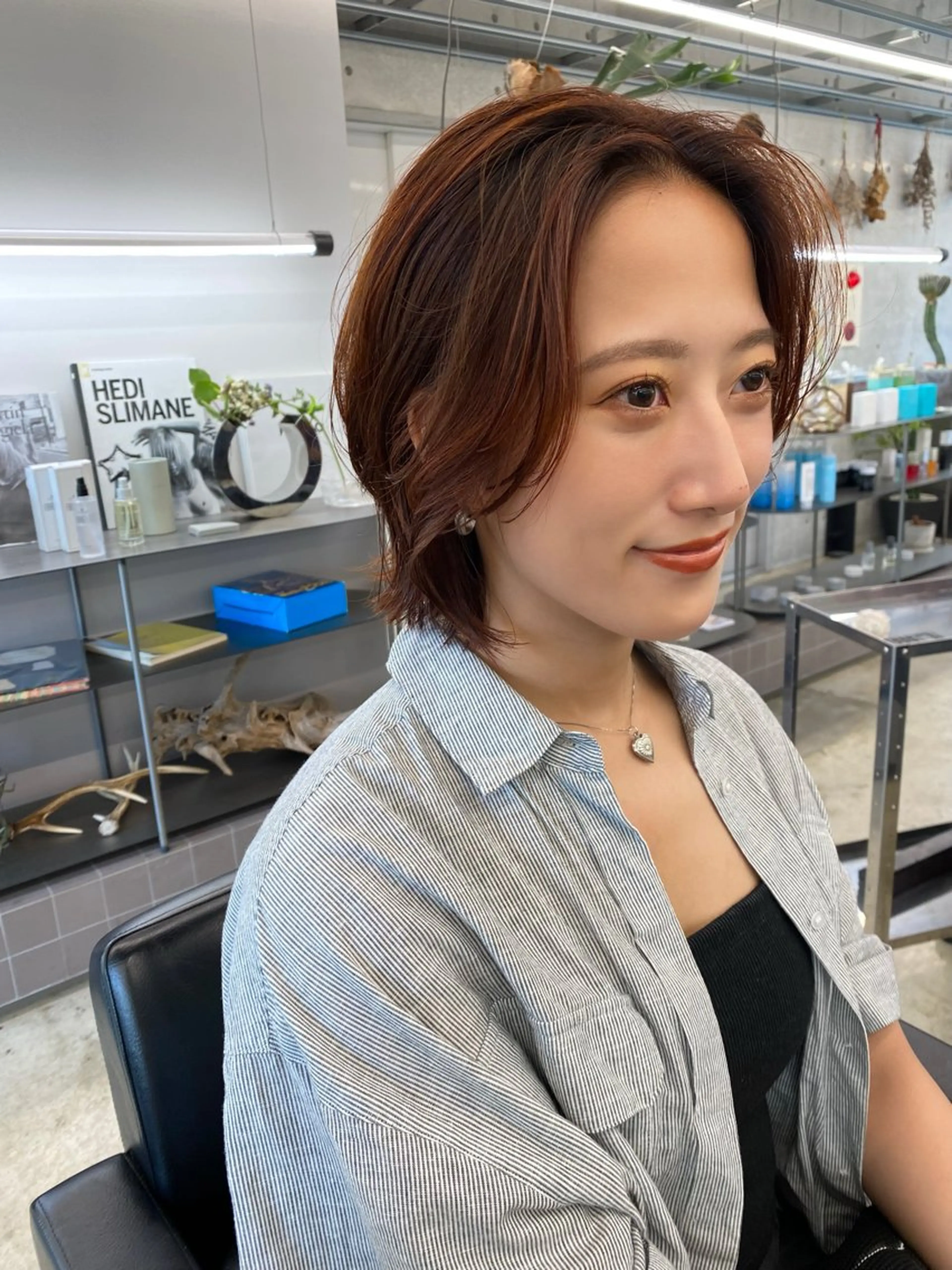 ミディアム カラー レイヤーカット カット ヘアカラー トリートメント 似合わせカット レイヤーボブウルフのヘアスタイル