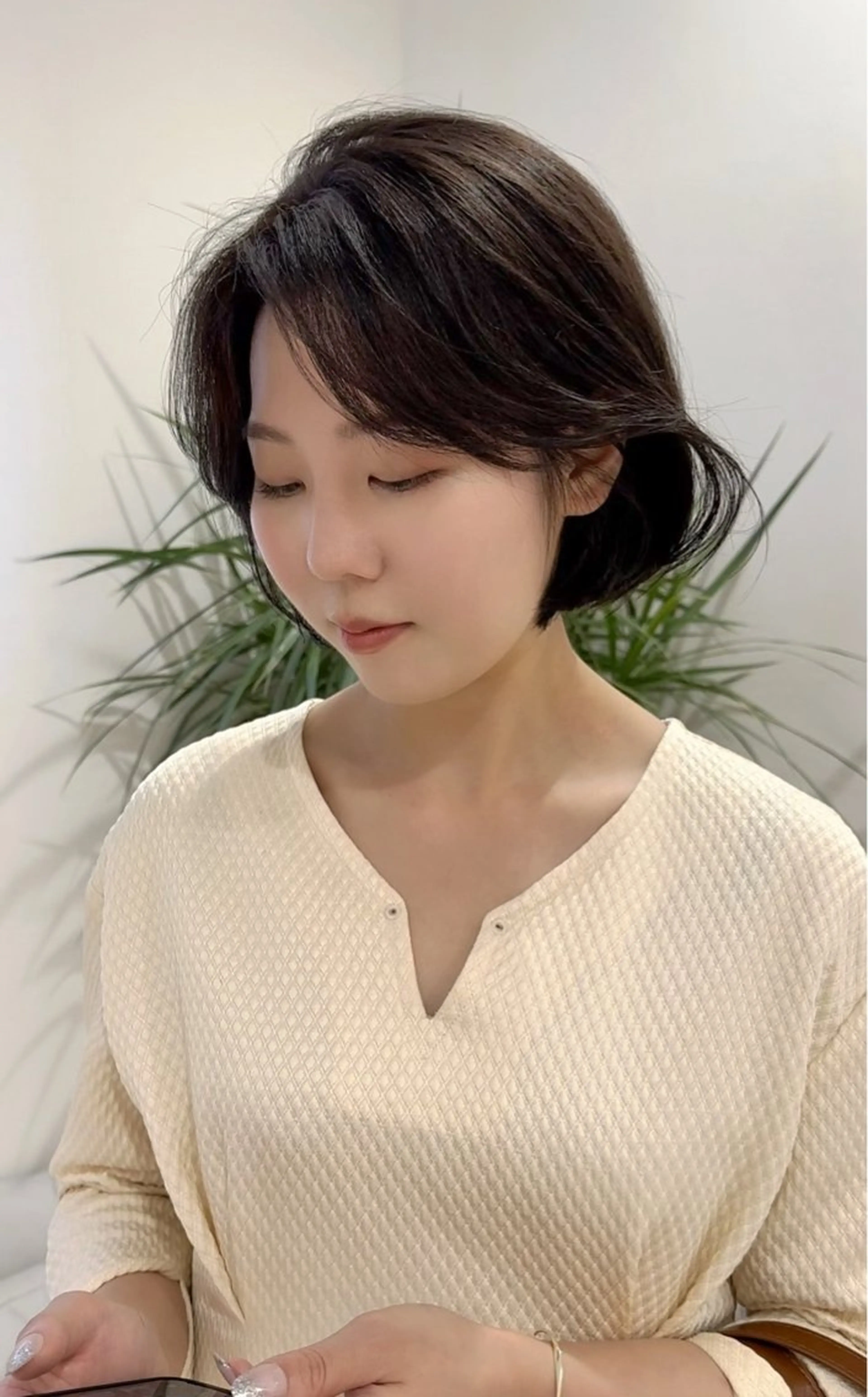 ショート カラー カット ヘアカラー かえ🩶韓国ボブ🎀 透明感カラー🥣のヘアスタイル