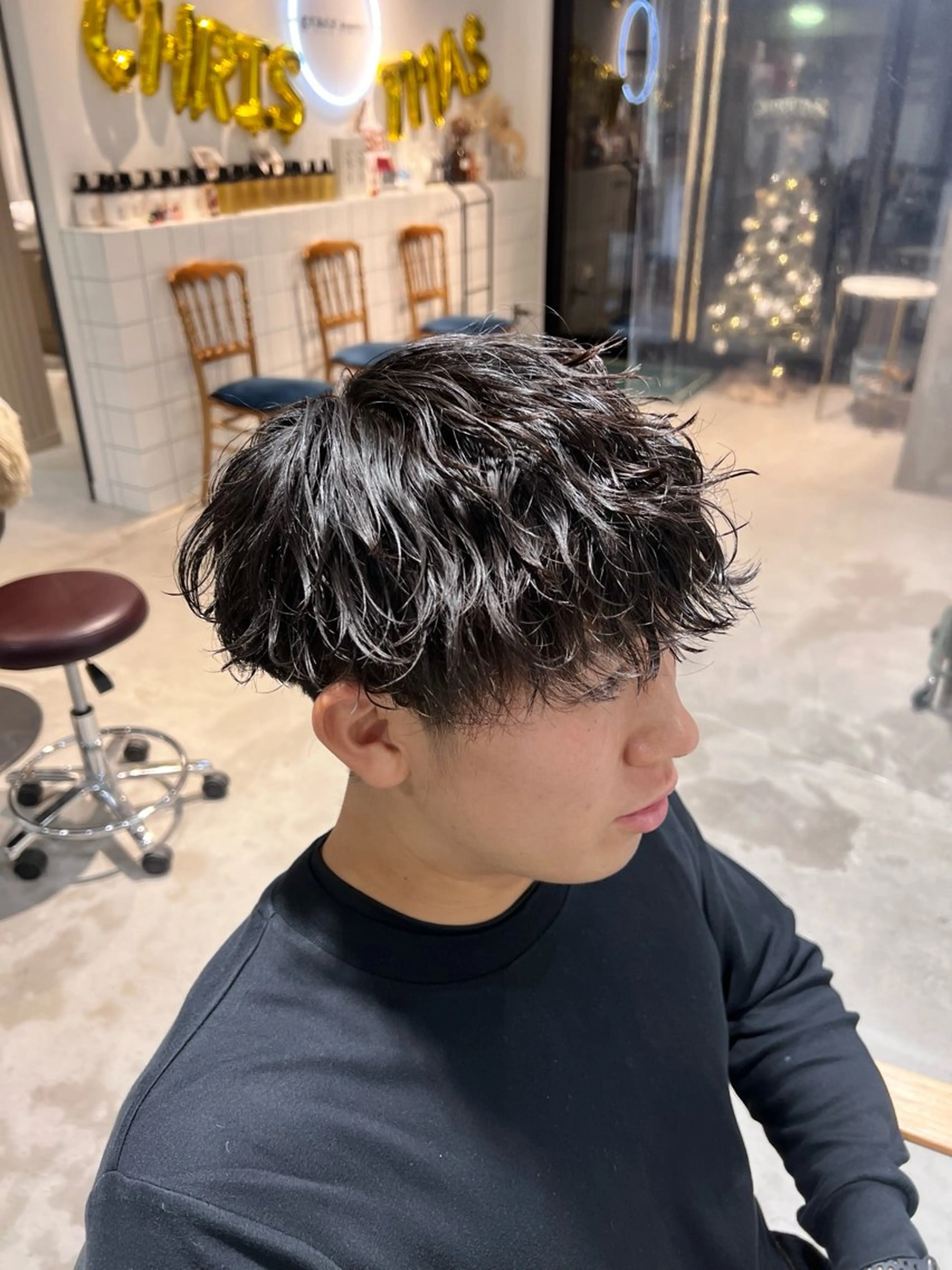 ミディアム パーマ メンズ ミディアムパーマ メンズパーマ 波巻きパーマ カット パーマ メンズカットパーマ ✂️ JOYAのヘアスタイル