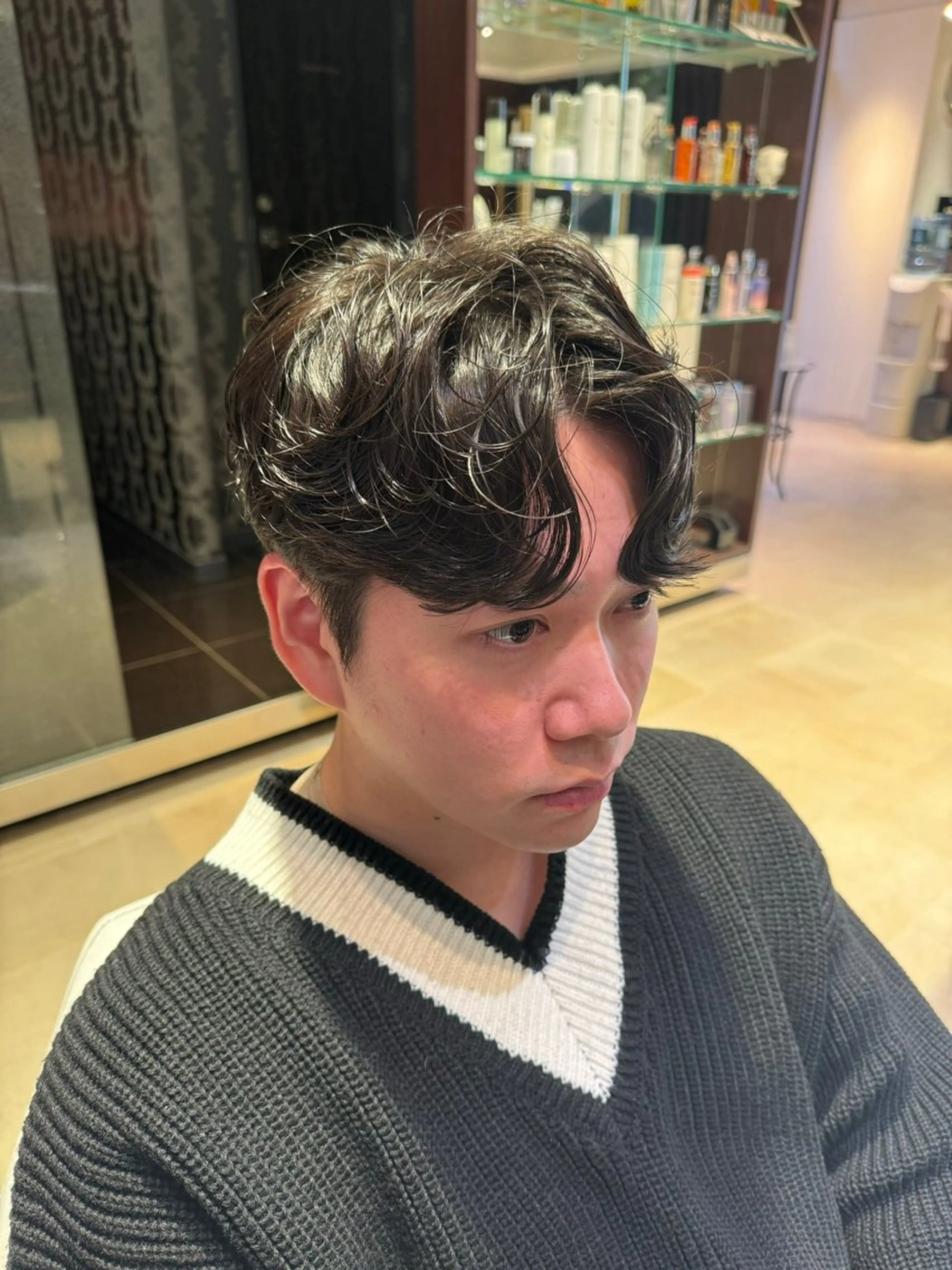 ショート パーマ メンズ センターパート コンマヘア ダウンパーマ カルマパーマ メンズ韓国風 YUKI🇰🇷 カルマ／ダウンパーマのヘアスタイル