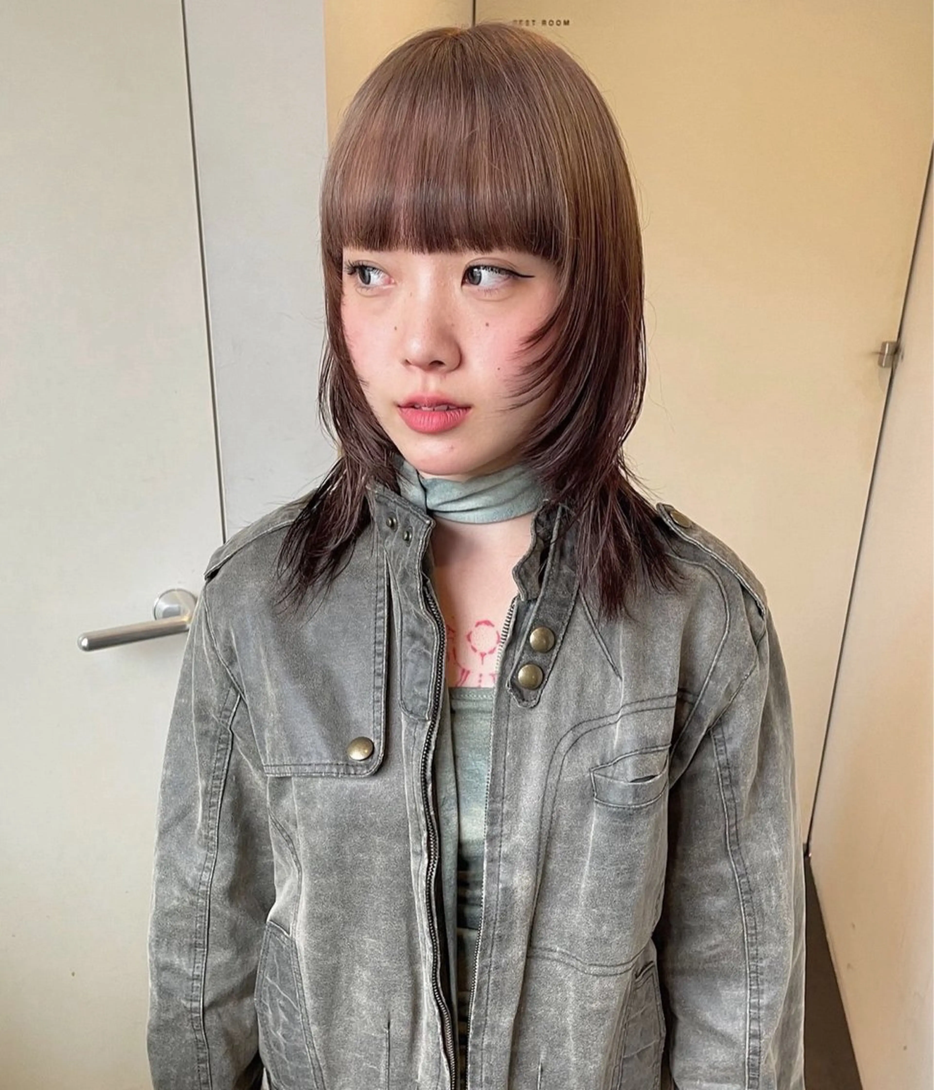 ミディアム カラー ミディアムレイヤー 顔まわりレイヤー レイヤーカット ウルフカット ウルフレイヤー カット ヘアカラー トリートメント MIU/ルーツカラー ボブ/顔周りレイヤーのヘアスタイル