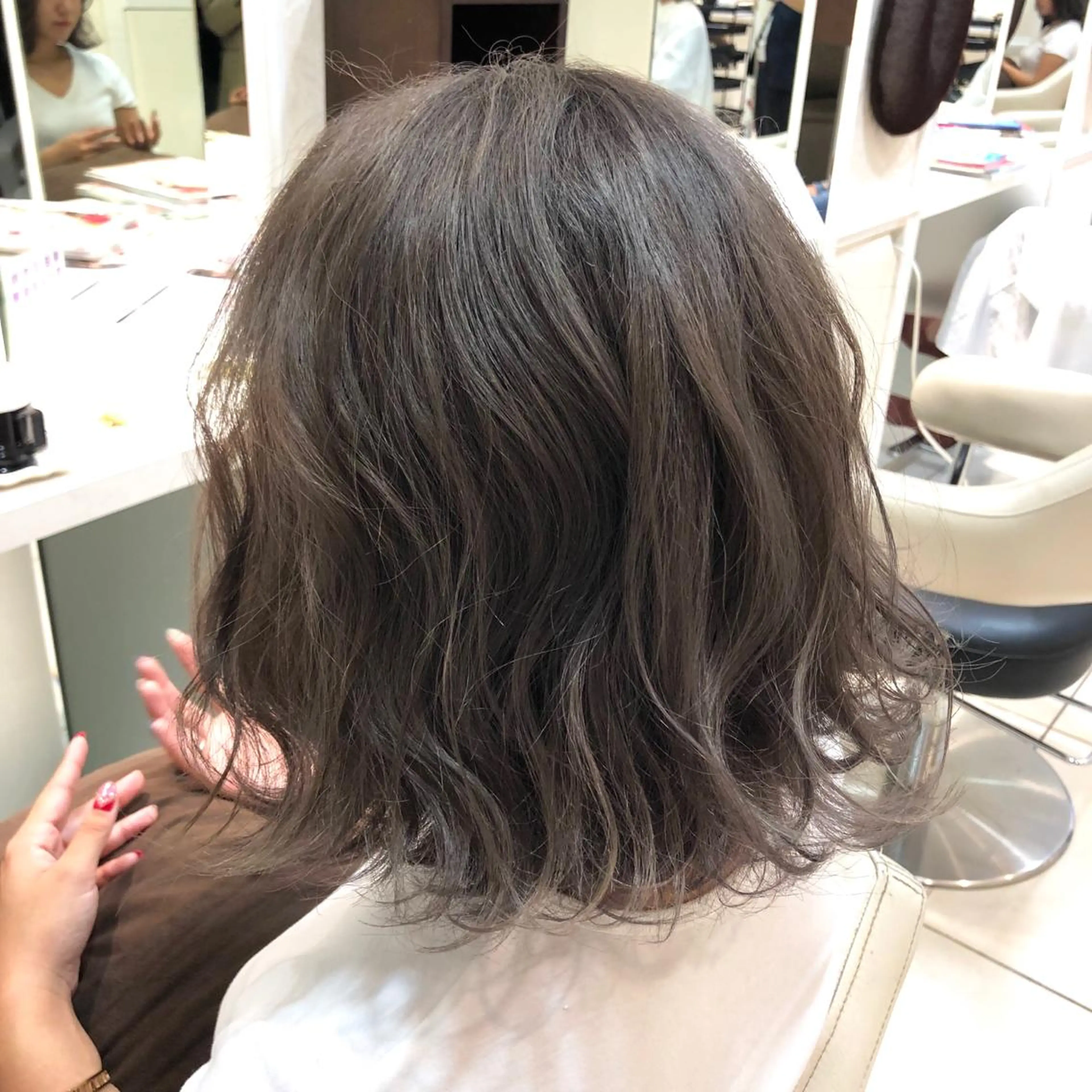ミディアム カラー グレージュ 🌈ぷる艶カラー🌈 髪質改善👑柳沼尚貴のヘアスタイル