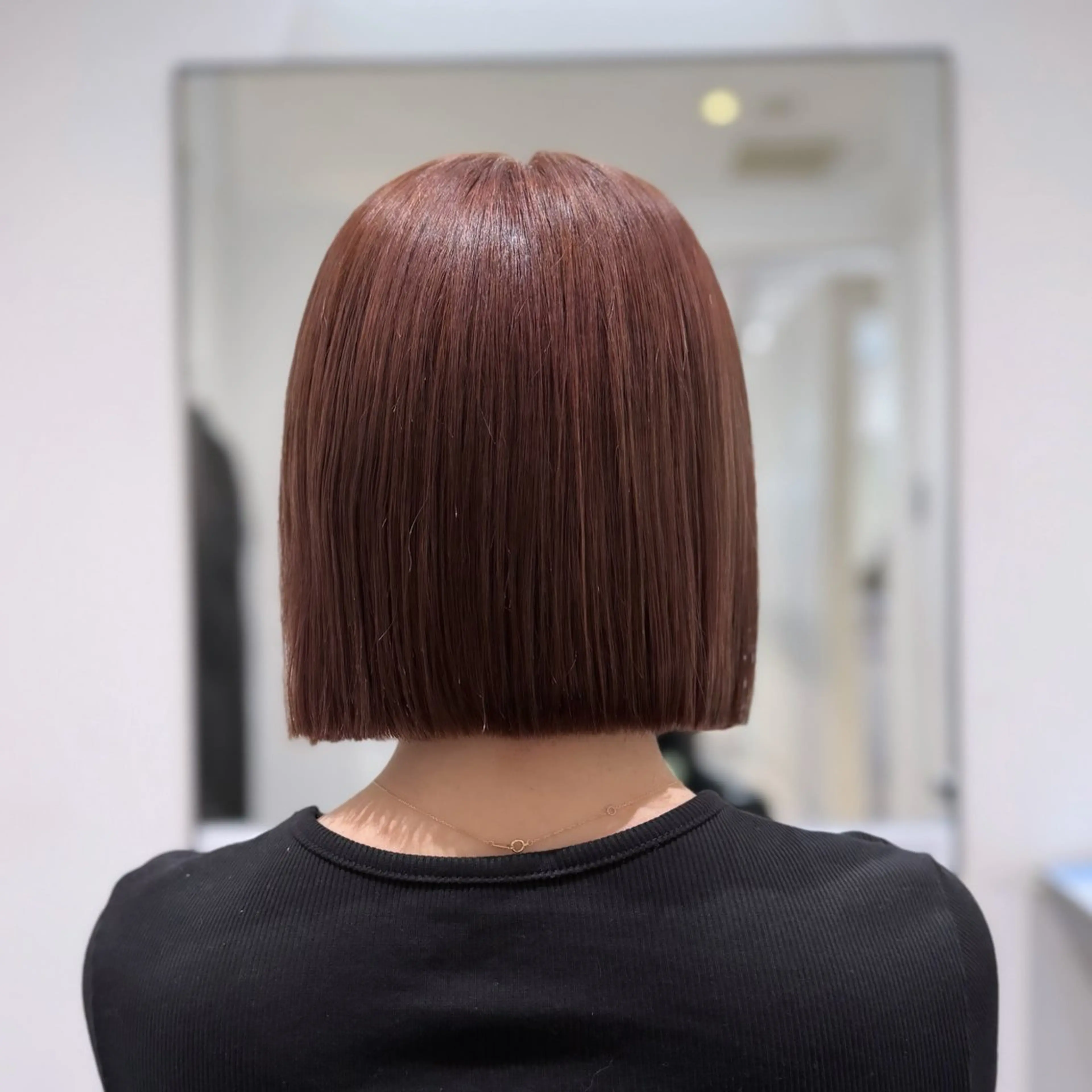 ミディアム カラー ブラウンカラー ピンクカラー ピンクブラウン カット ヘアカラー Mio｜ぱつっとボブ ｜髪質改善ストレートのヘアスタイル