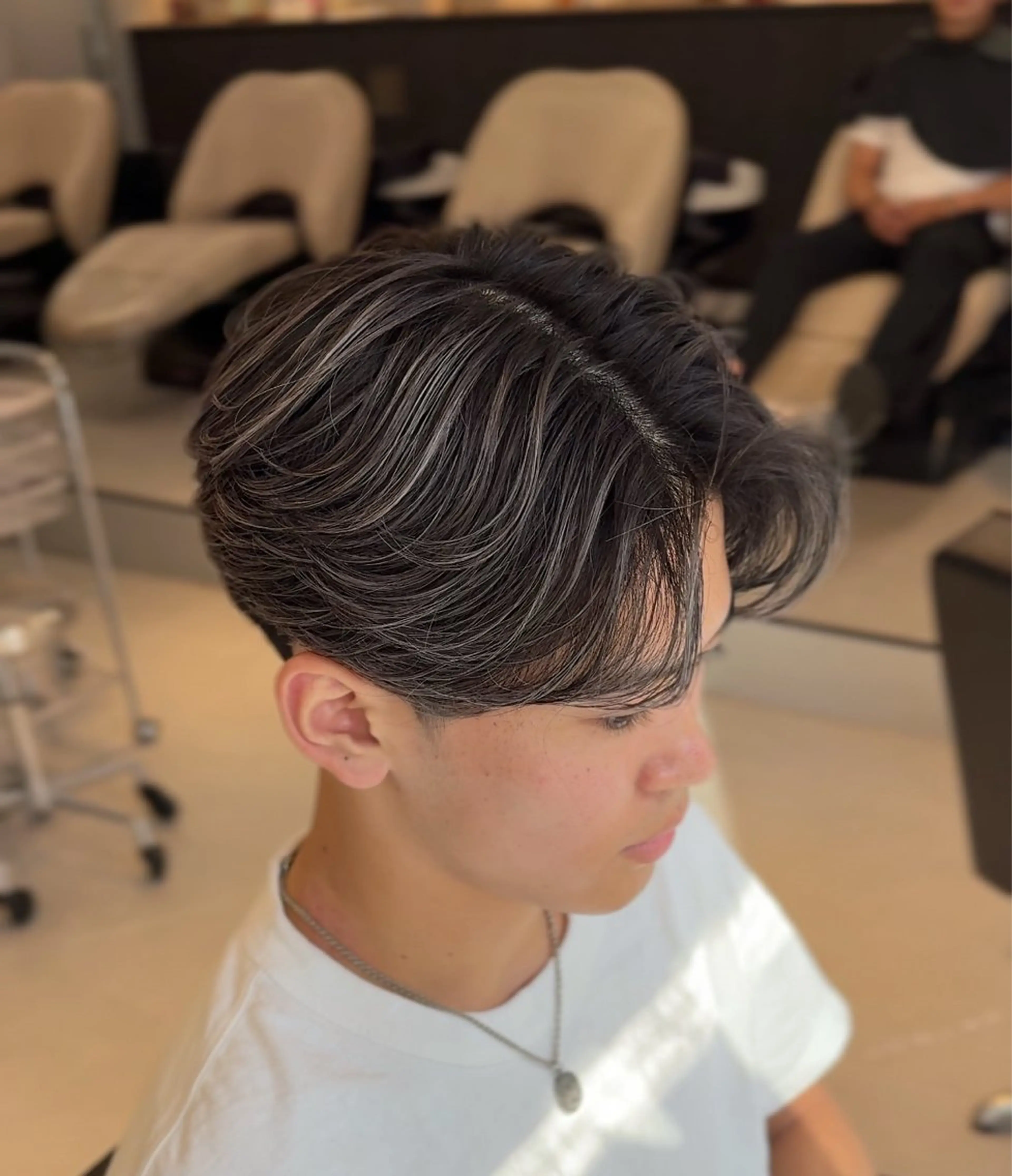 ショート カラー メンズ メンズバレイヤージュ メンズブリーチ センターパート メンズハイライト バレイヤージュ イケてるメンズヘア/ シイバのヘアスタイル