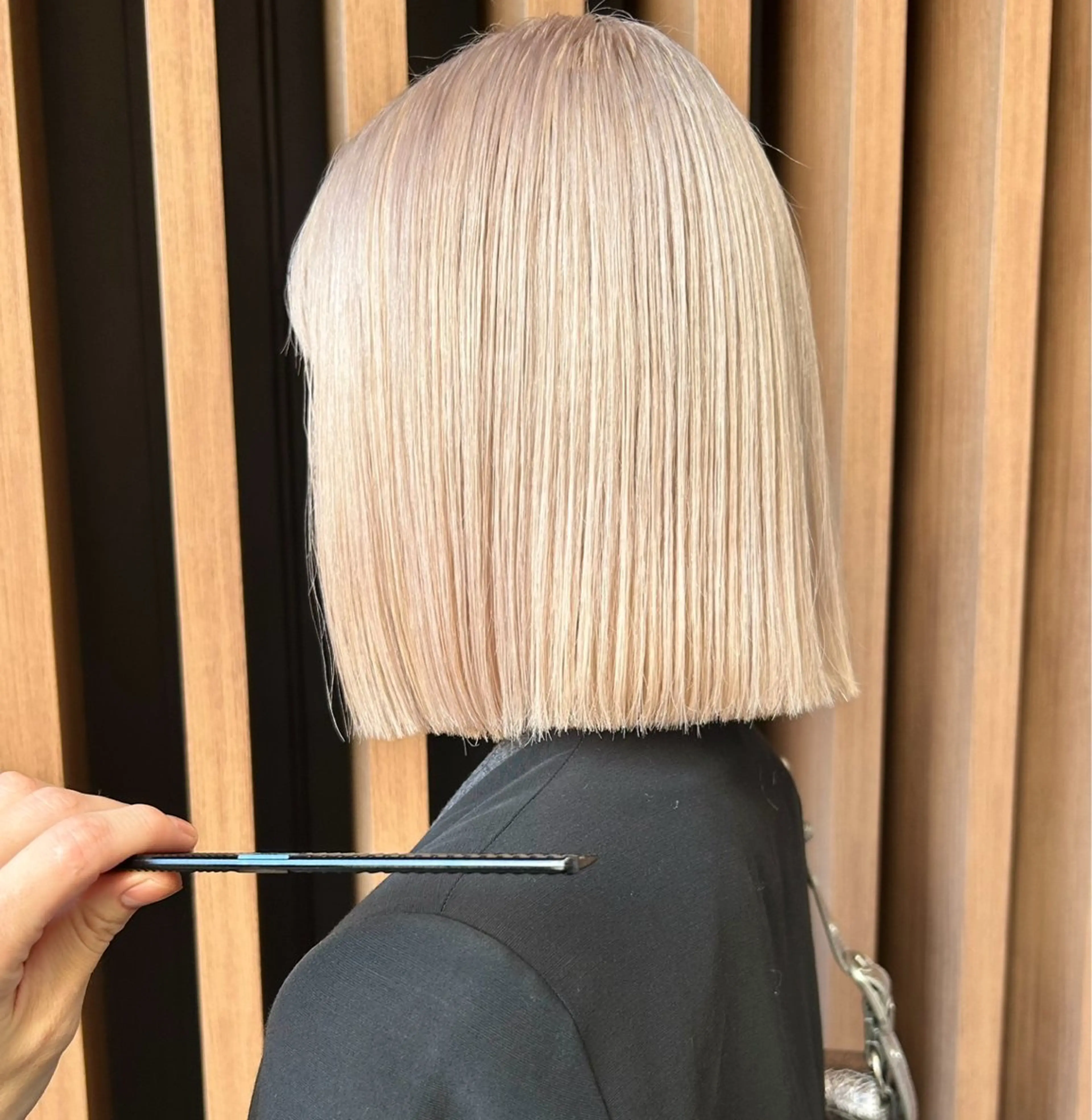 ミディアム カラー ベージュカラー ホワイトベージュ カット ヘアカラー トリートメント ハイトーン/ブリーチ パーマ/似合せカットのヘアスタイル