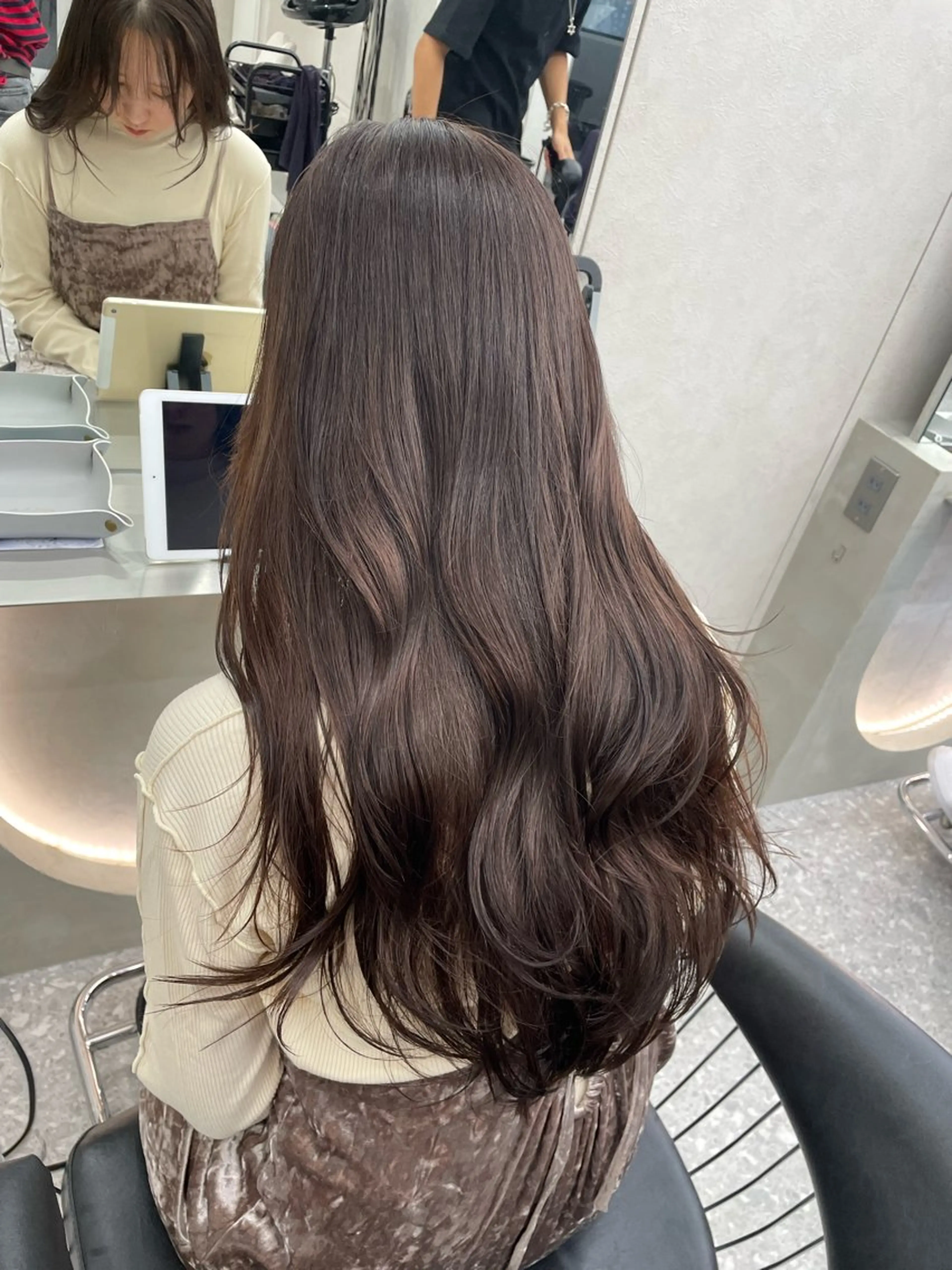 セミロング カラー ロンド　ウル所属・レイヤー/縮毛矯正⭐ 特化美容師のヘアスタイル