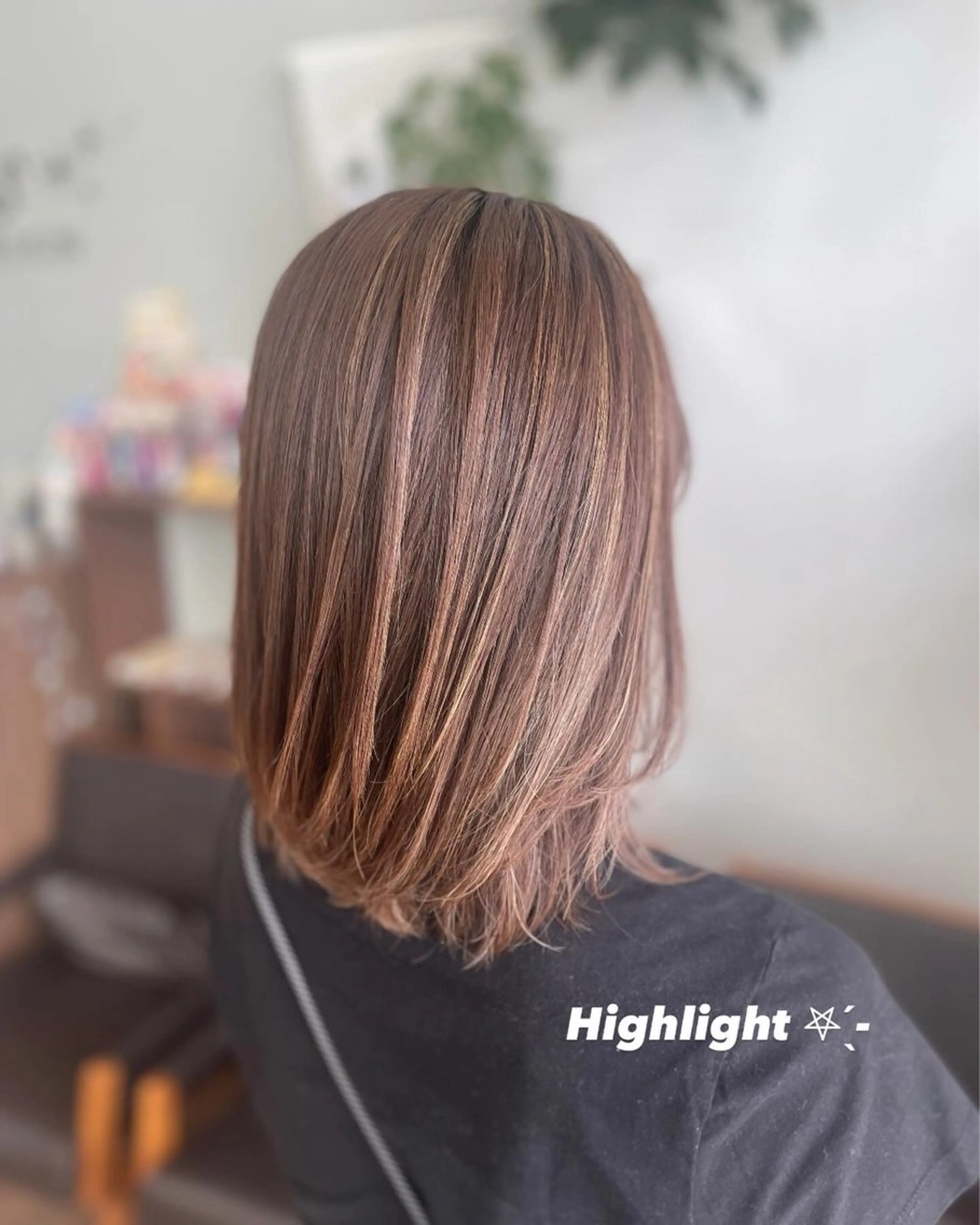 ミディアム 顔まわりレイヤー 顔周りカット ハイライト レイヤーカット カット ヘアカラー シミズ カエデ🍁のヘアスタイル