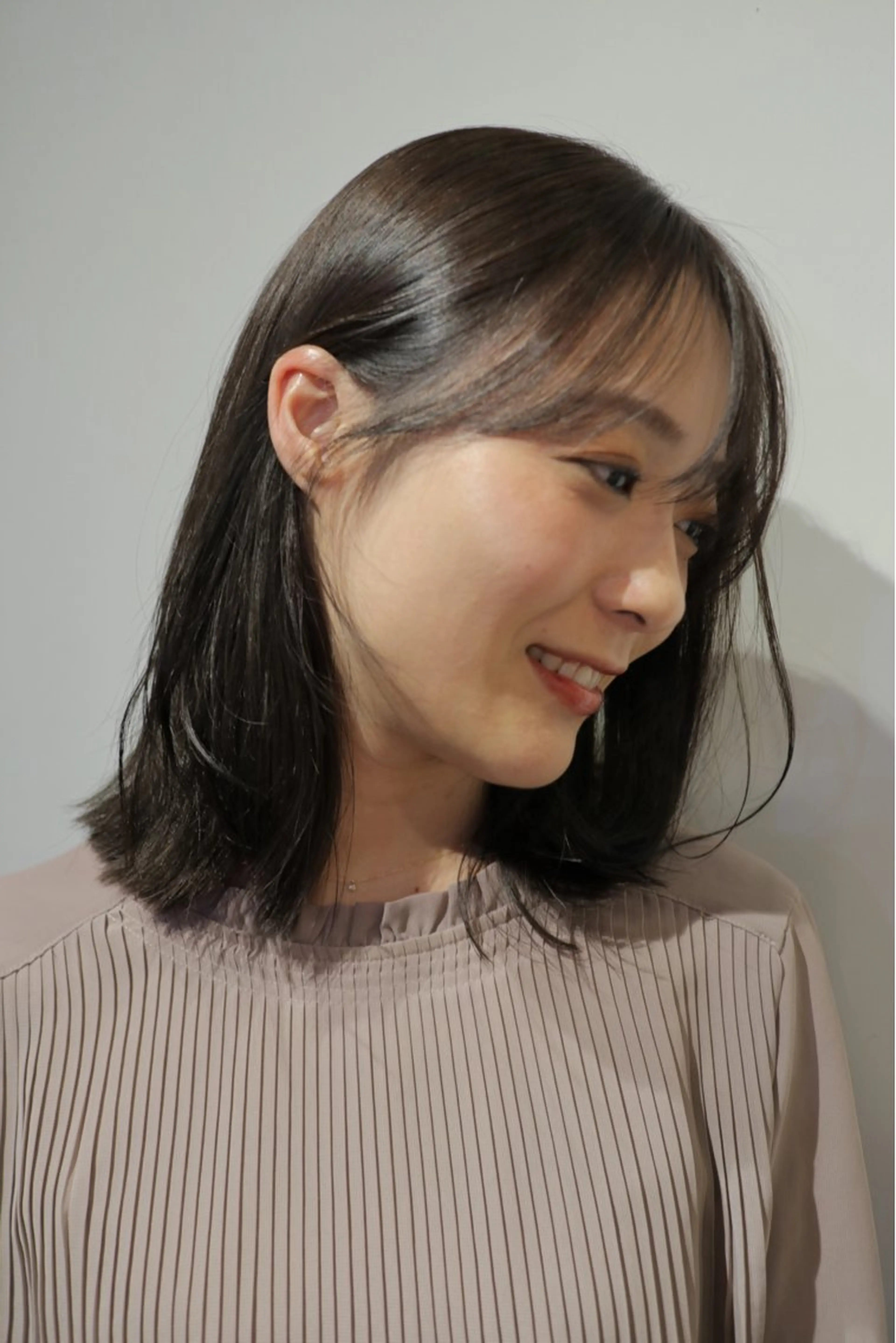 ミディアム ウシロダ メグミのヘアスタイル