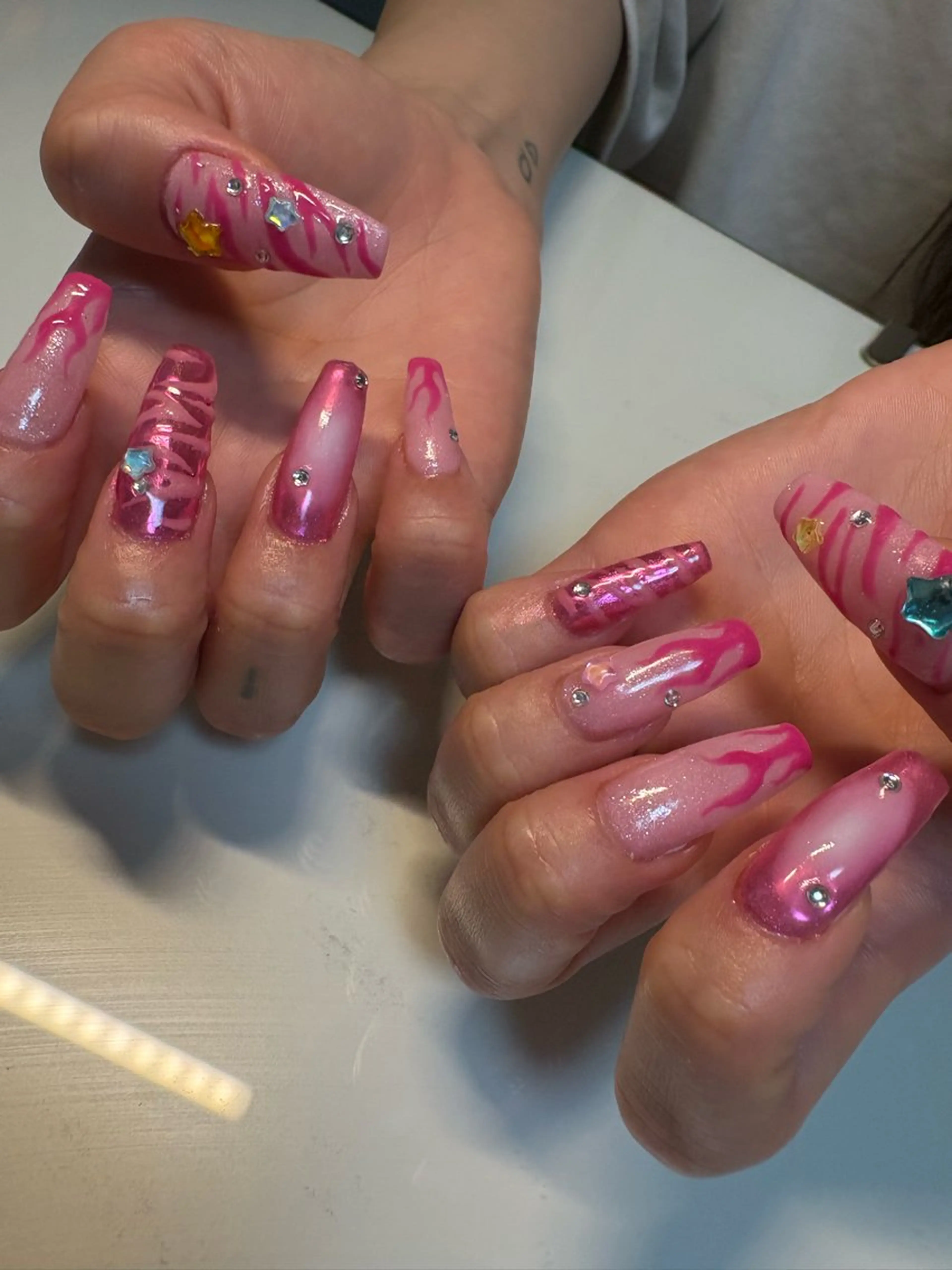 ネイル アニマル柄 ピンク ハンドネイル 33nail✴️栄 スミレ❇️Gel-xのネイルデザイン