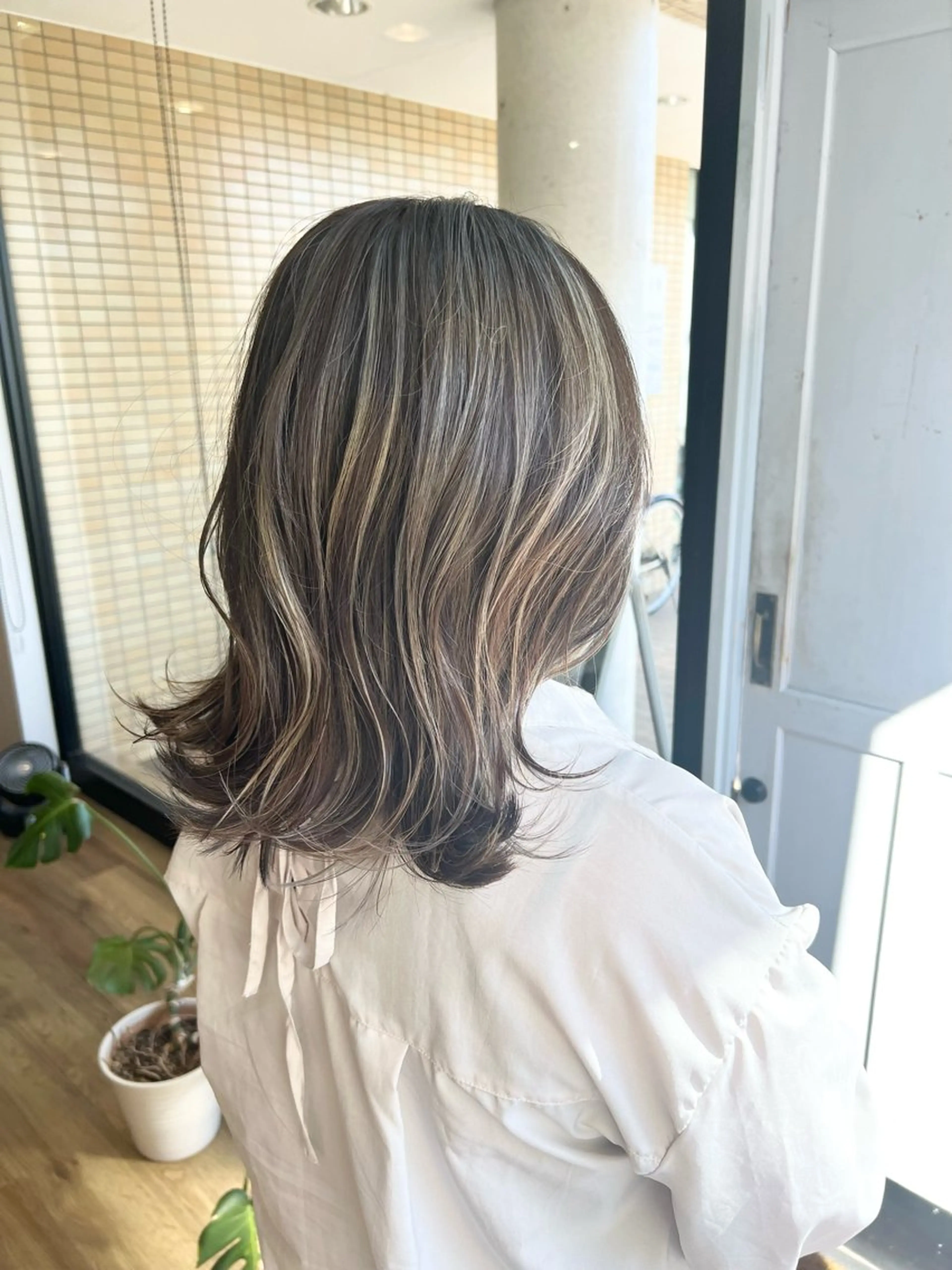 ミディアム カラー グレージュ ハイライトカラー ハイライト ヘアカラー トリートメント 堀 望美のヘアスタイル