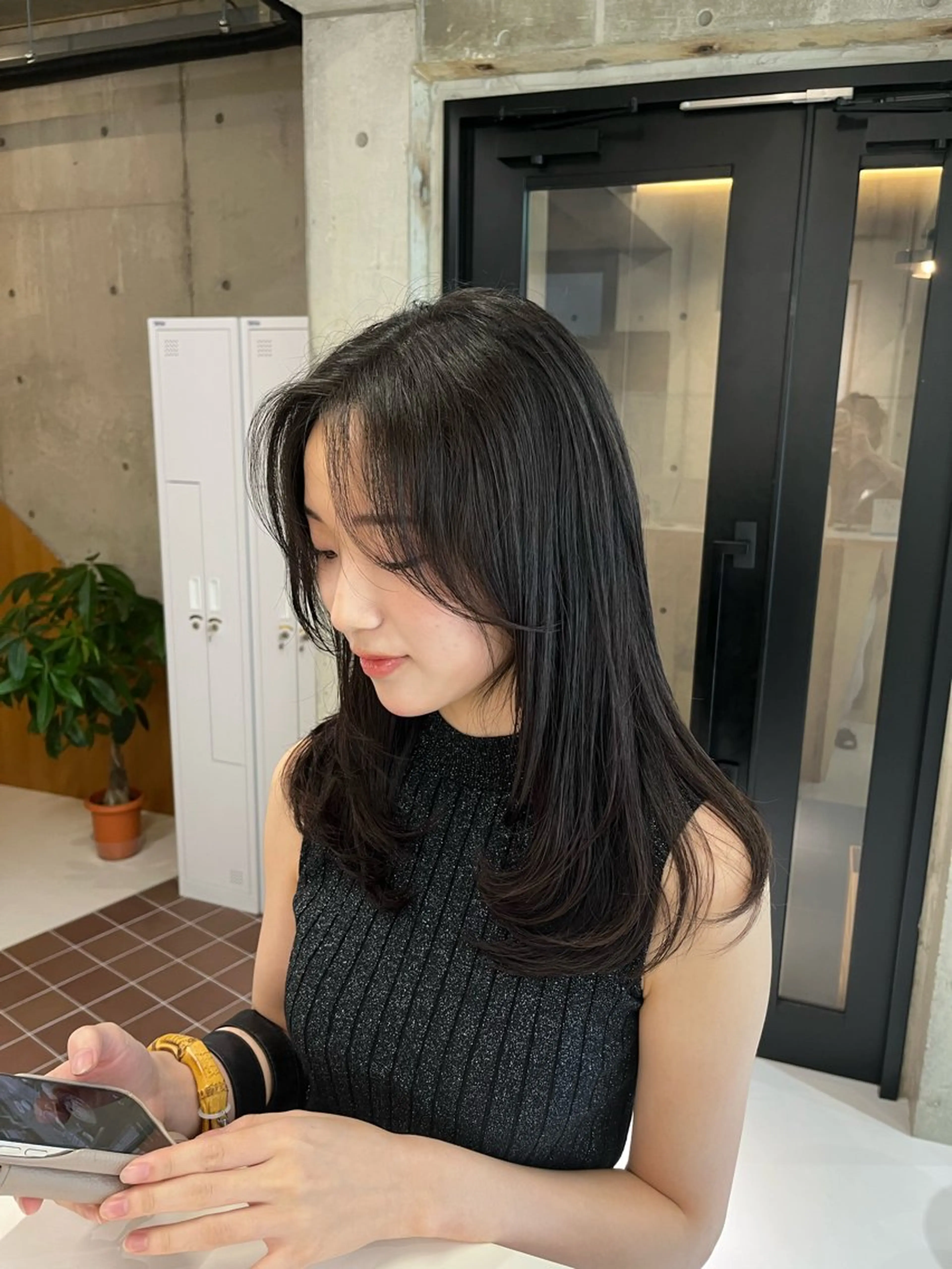 ミディアム カラー くびれヘア 顔まわりレイヤー ヨシンモリ 韓国風ヘア レイヤーカット カット ヘアカラー トリートメント nagi所属・千種／韓国風レイヤー カット／推し活美容師のヘアスタイル