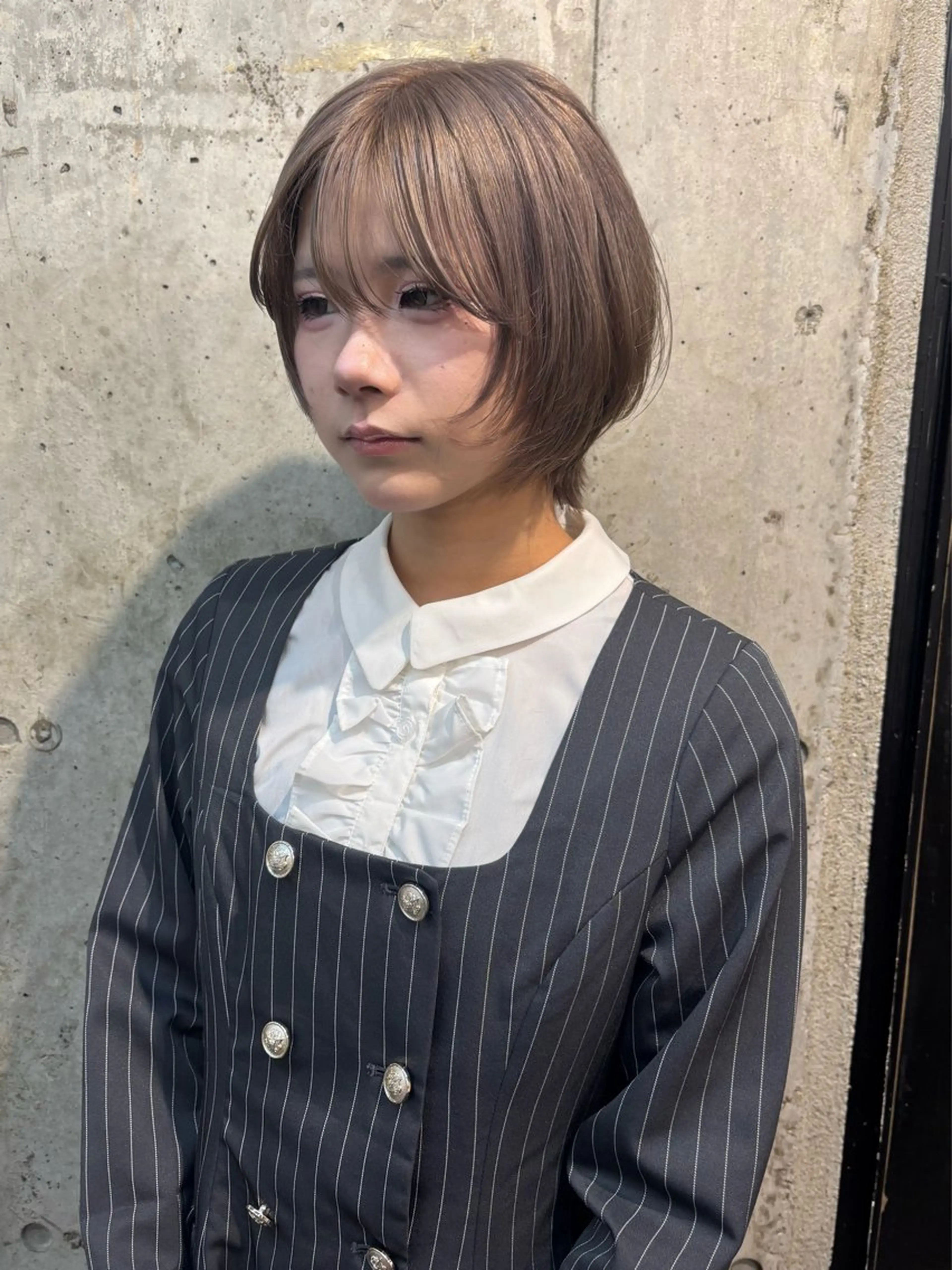ショート カラー グレージュ ミルクティーグレージュ ショートヘア ヘアカラー lani hair salon所属・SHOTO ハイトー ン/デザインカラーのヘアスタイル