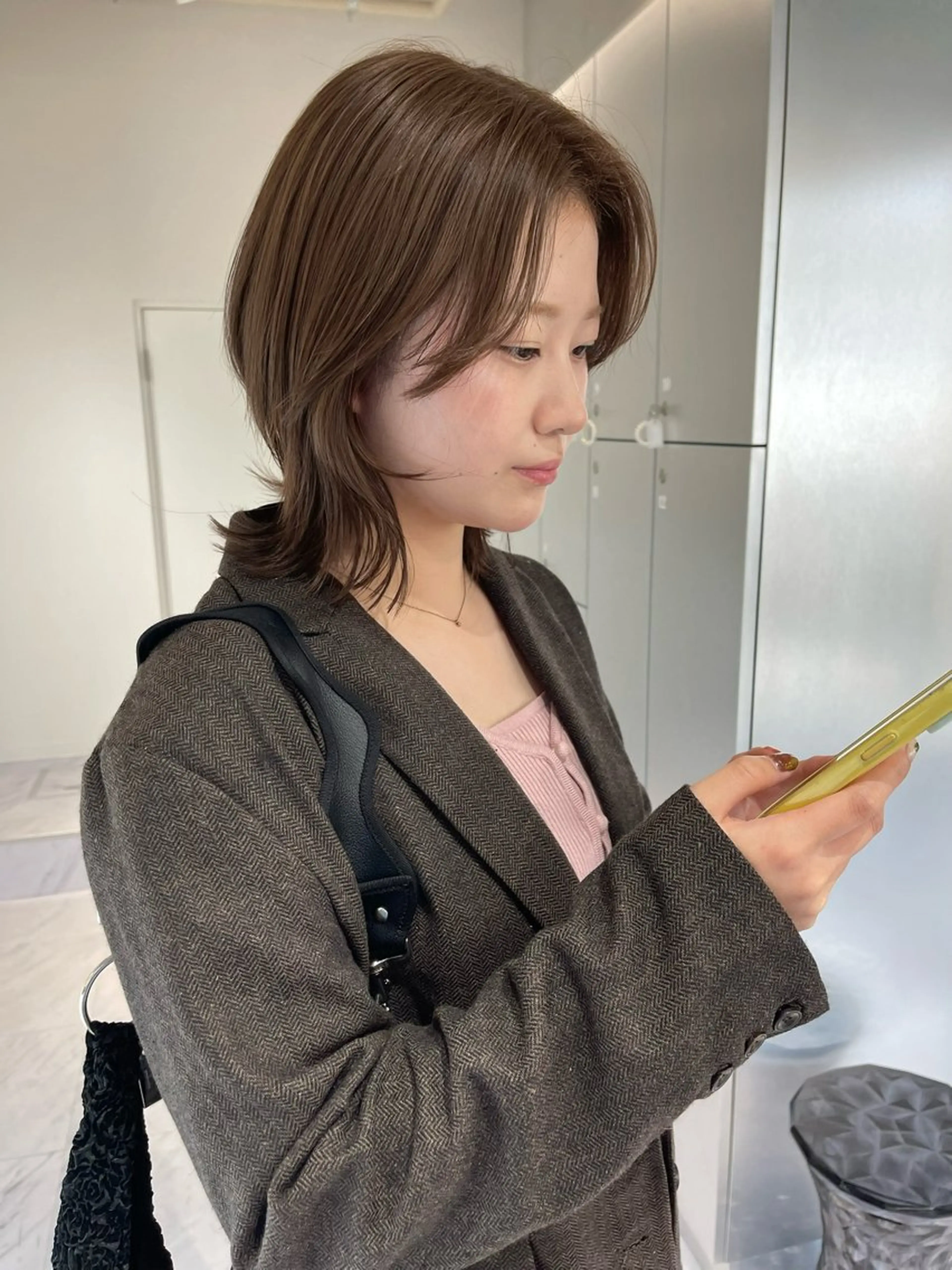 ミディアム カラー ベージュカラー ブリーチ ケアブリーチ デザインカラー ダブルカラー カット ヘアカラー TATSU ミルクティーベージュのヘアスタイル