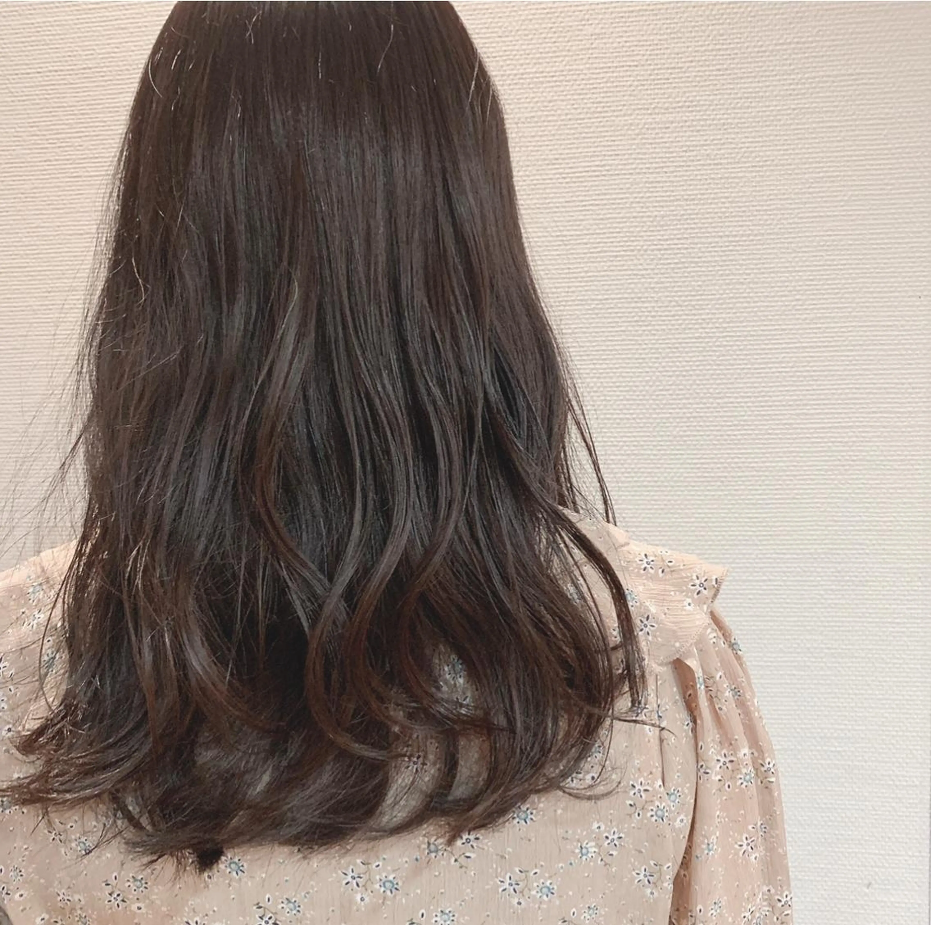 ロング カラー 塩澤 榛奈のヘアスタイル