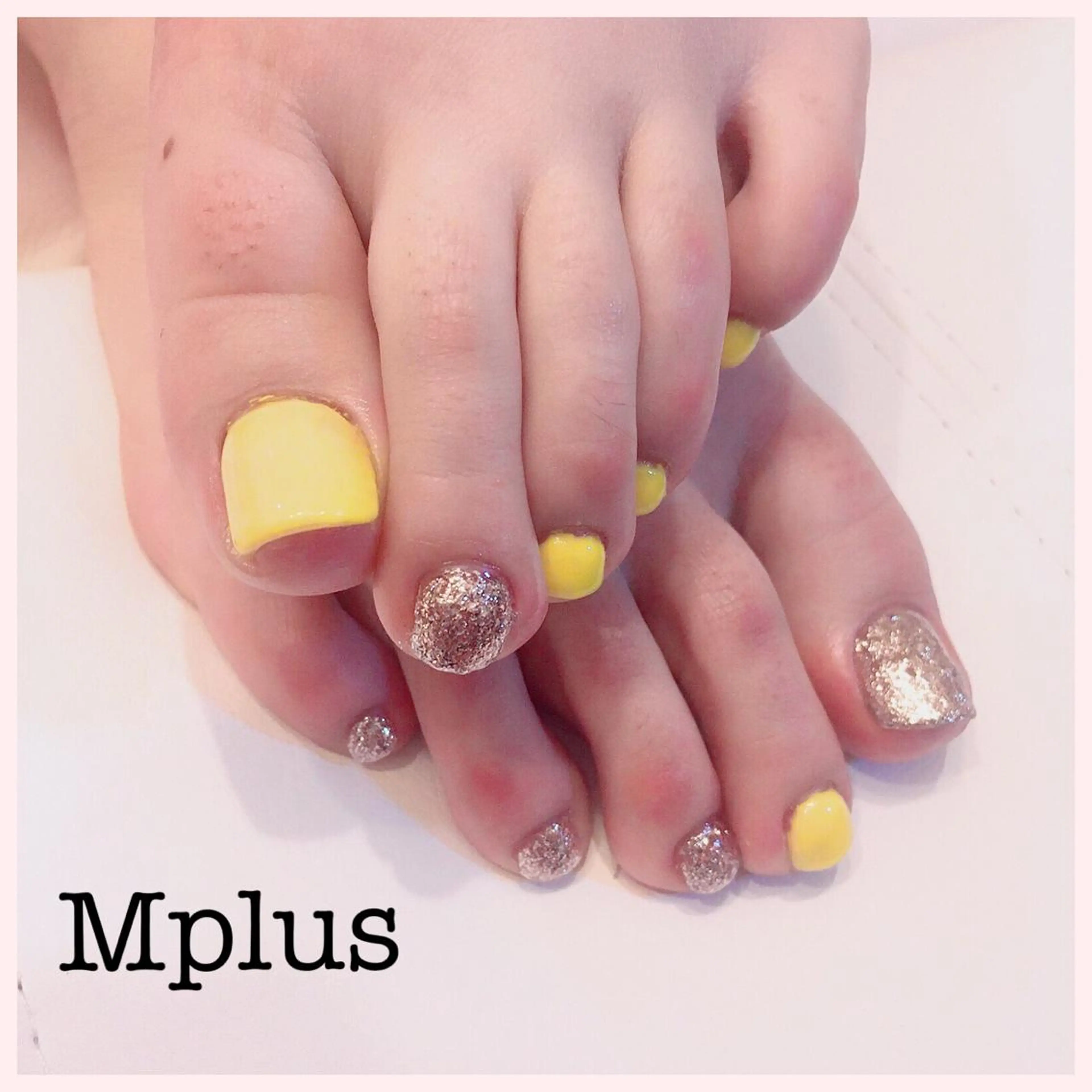 ネイル フットネイル ゴールド ラメ(グリッター) ワンカラーネイル 黄色 Mplus miyukiのネイルデザイン