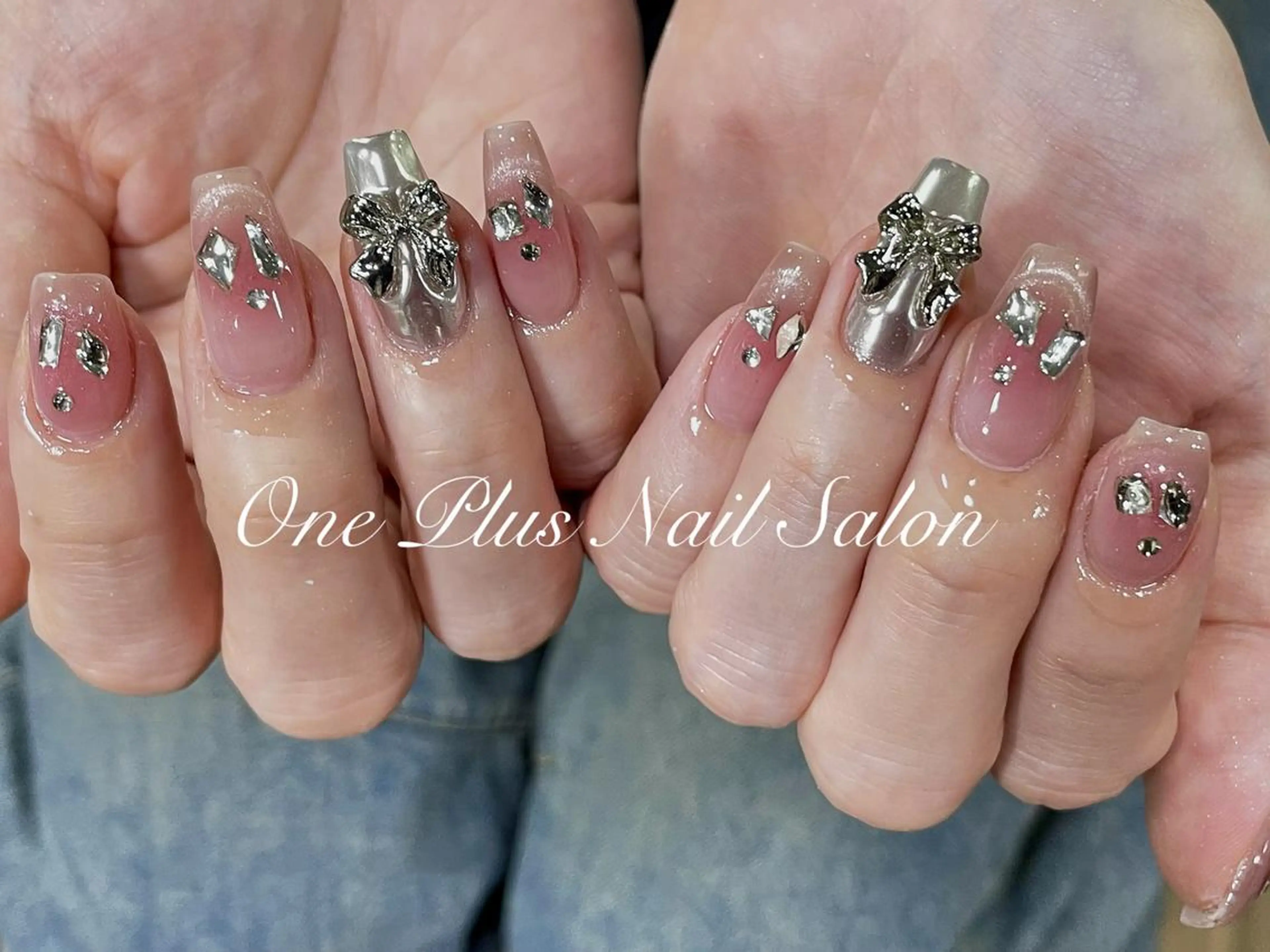 ネイル アートネイル オーロラネイル ガーリー キラキラネイル 韓国ネイル One Plus Nail Salonのネイルデザイン