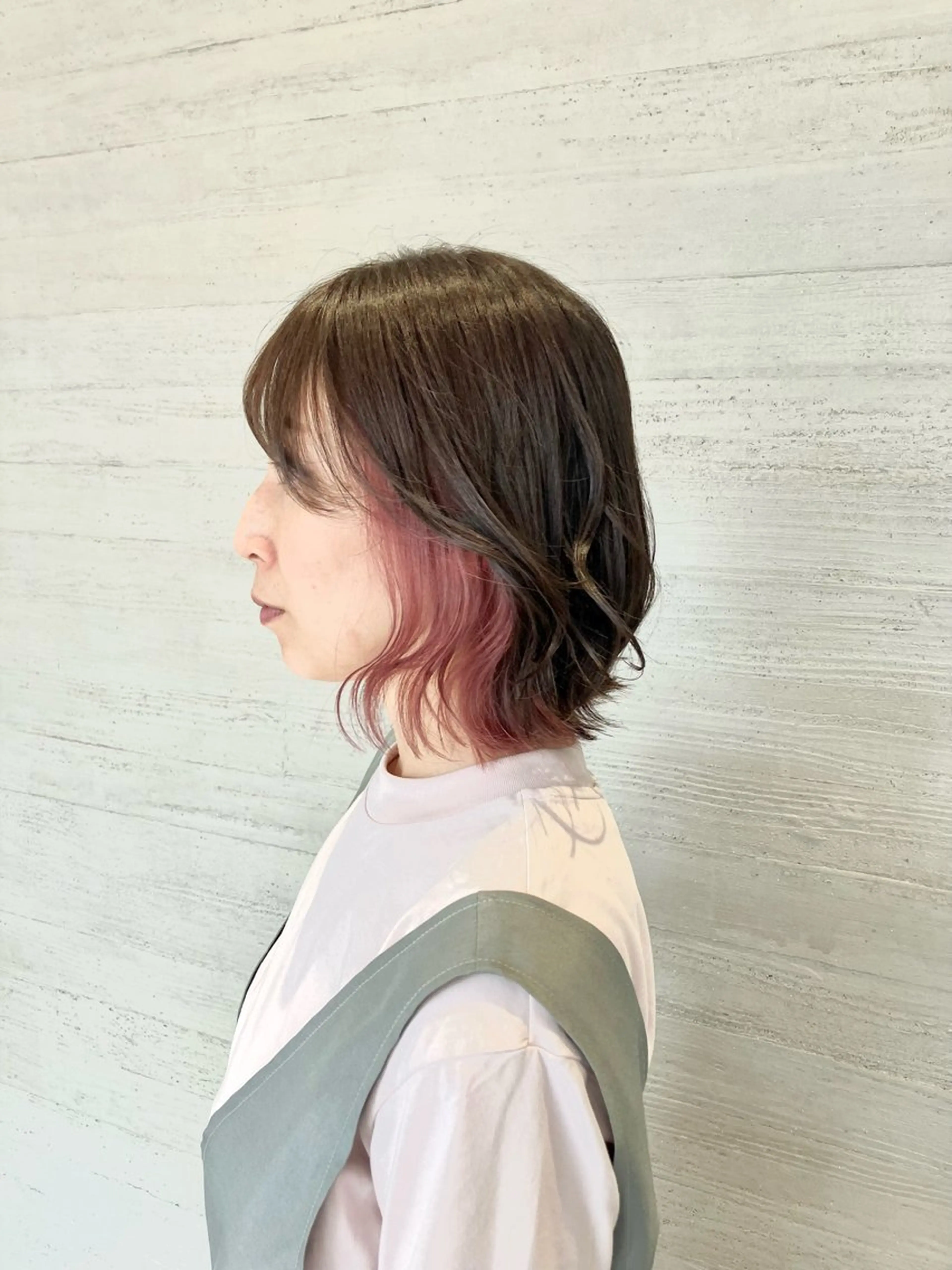 ミディアム カラー ピンクカラー ボブ 外ハネヘア サキ🤍ハイトーン 🩰くびれ巻きヘアのヘアスタイル