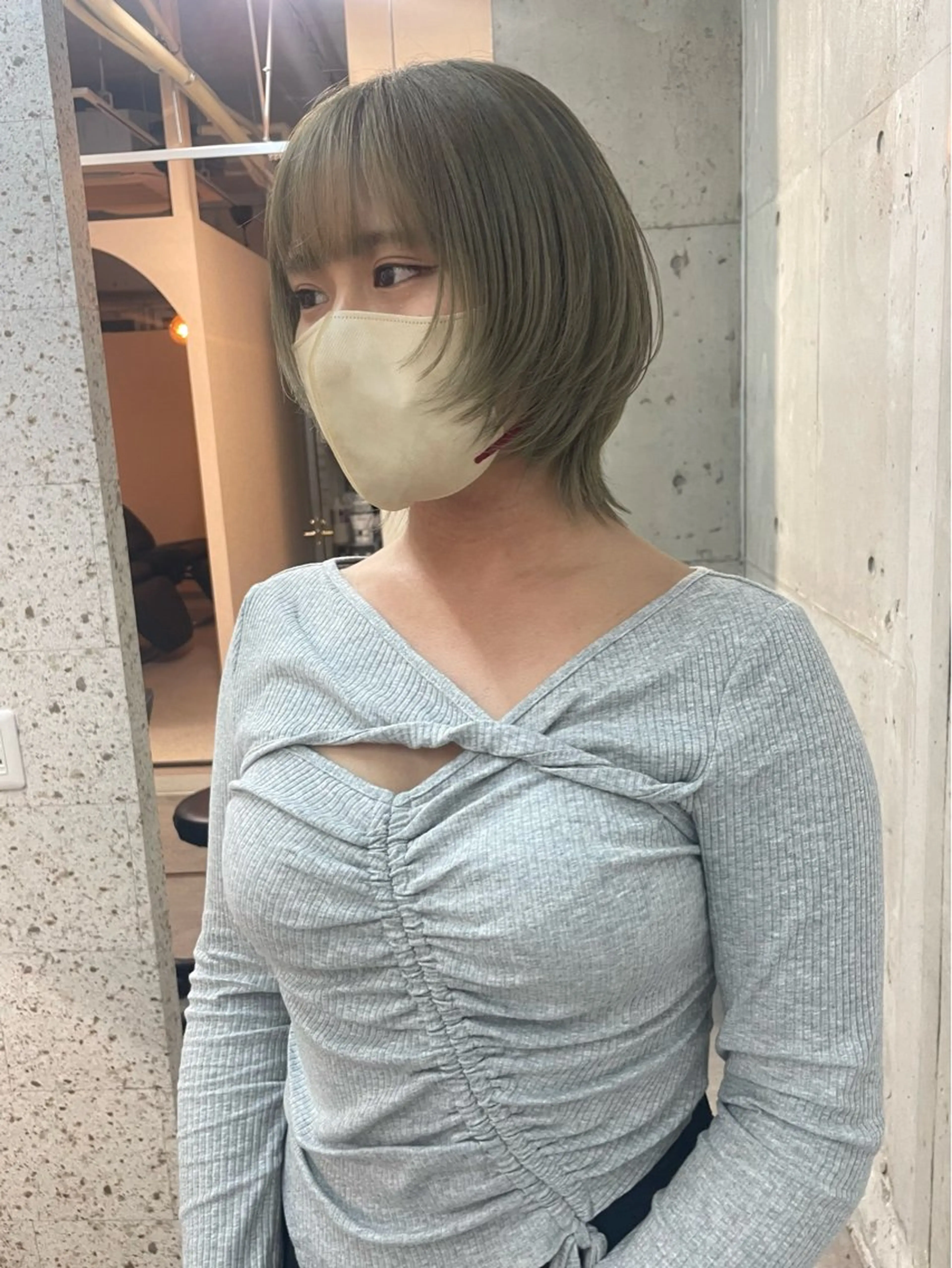 ショート カラー グレージュ オリーブグレージュ オリーブグレー ウルフカット lani hair salon所属・SHOTO ハイトー ン/デザインカラーのヘアスタイル