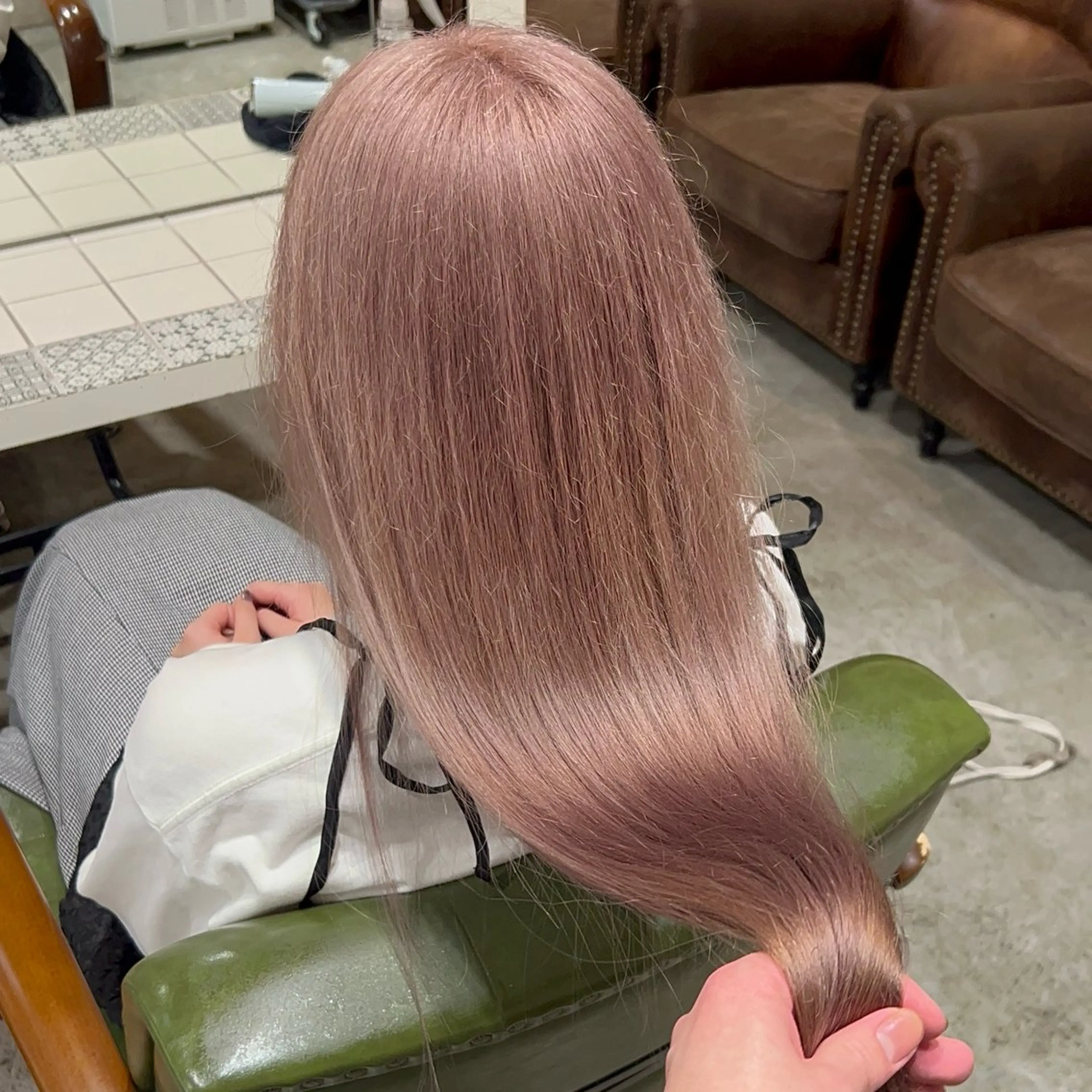 ロング カラー ベージュカラー ピンクカラー ピンクベージュ 髪質改善 トリートメント ヘアカラー トリートメント ヘッドスパ ヘアセット オカベ ショウマのヘアスタイル