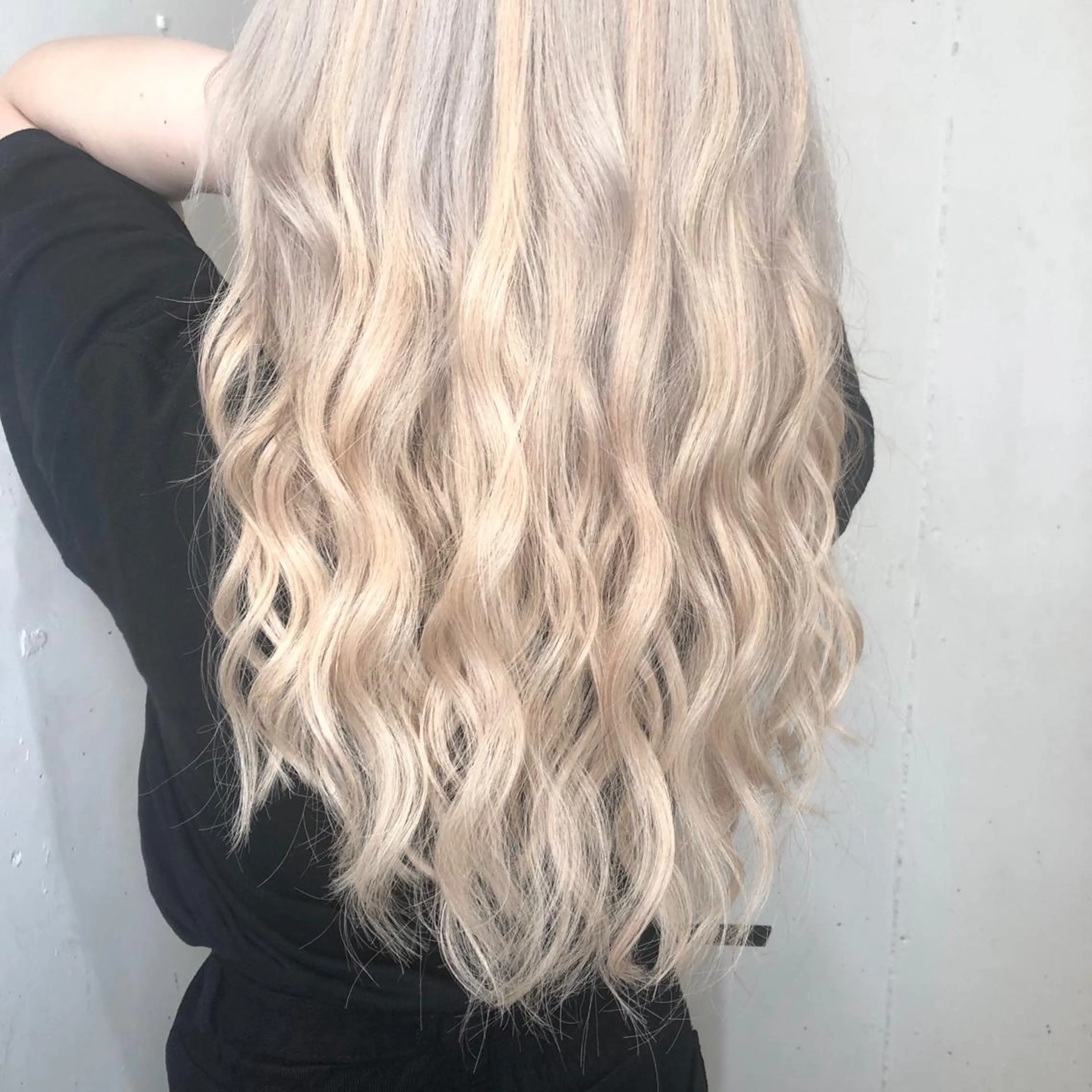 ロング カラー パーマ ヘアアレンジ シールエクステ ハイトーンカラー エクステ 八巻 晴香のヘアスタイル