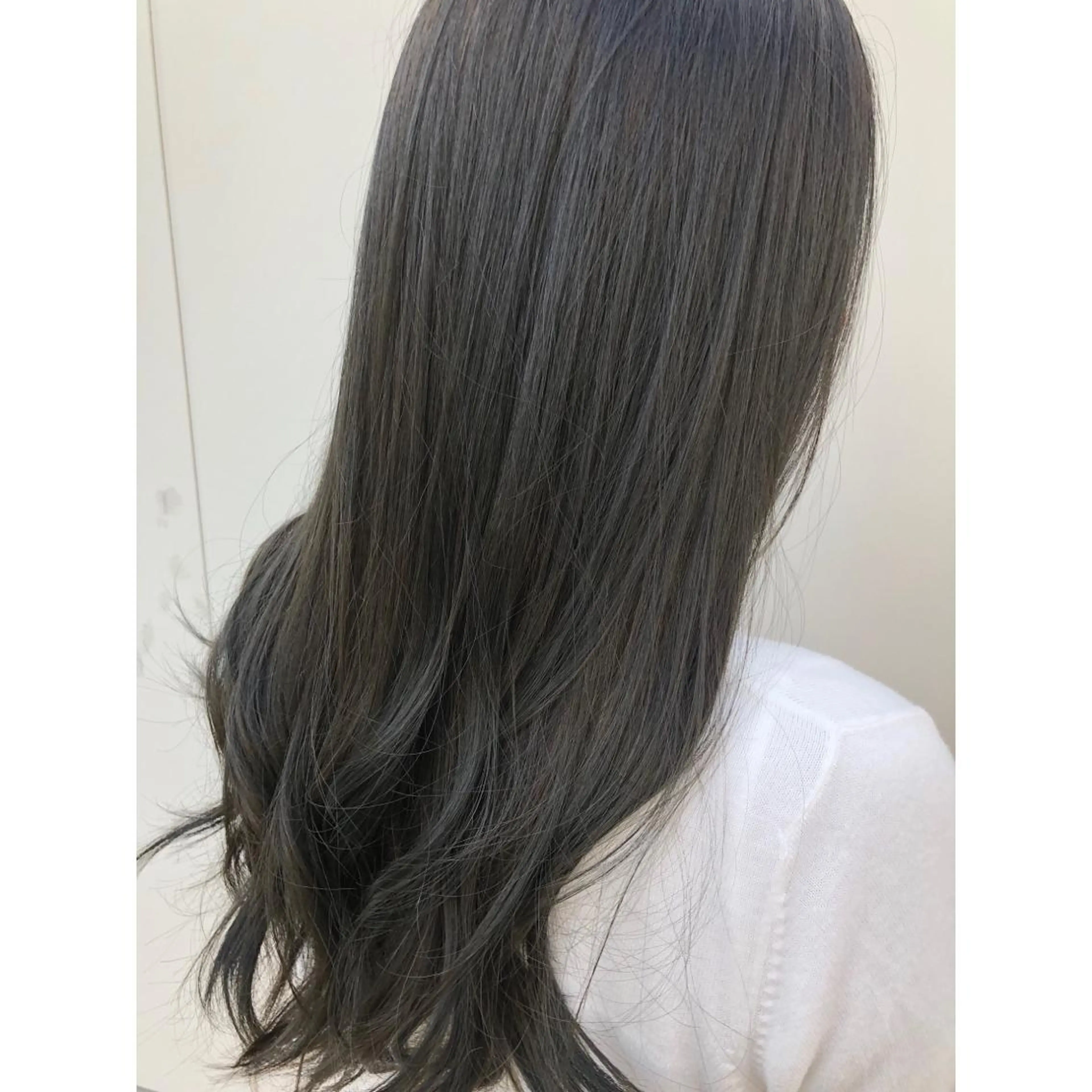 ロング カラー グレージュ パーソナルカラー診断 できます　木曽　主博のヘアスタイル