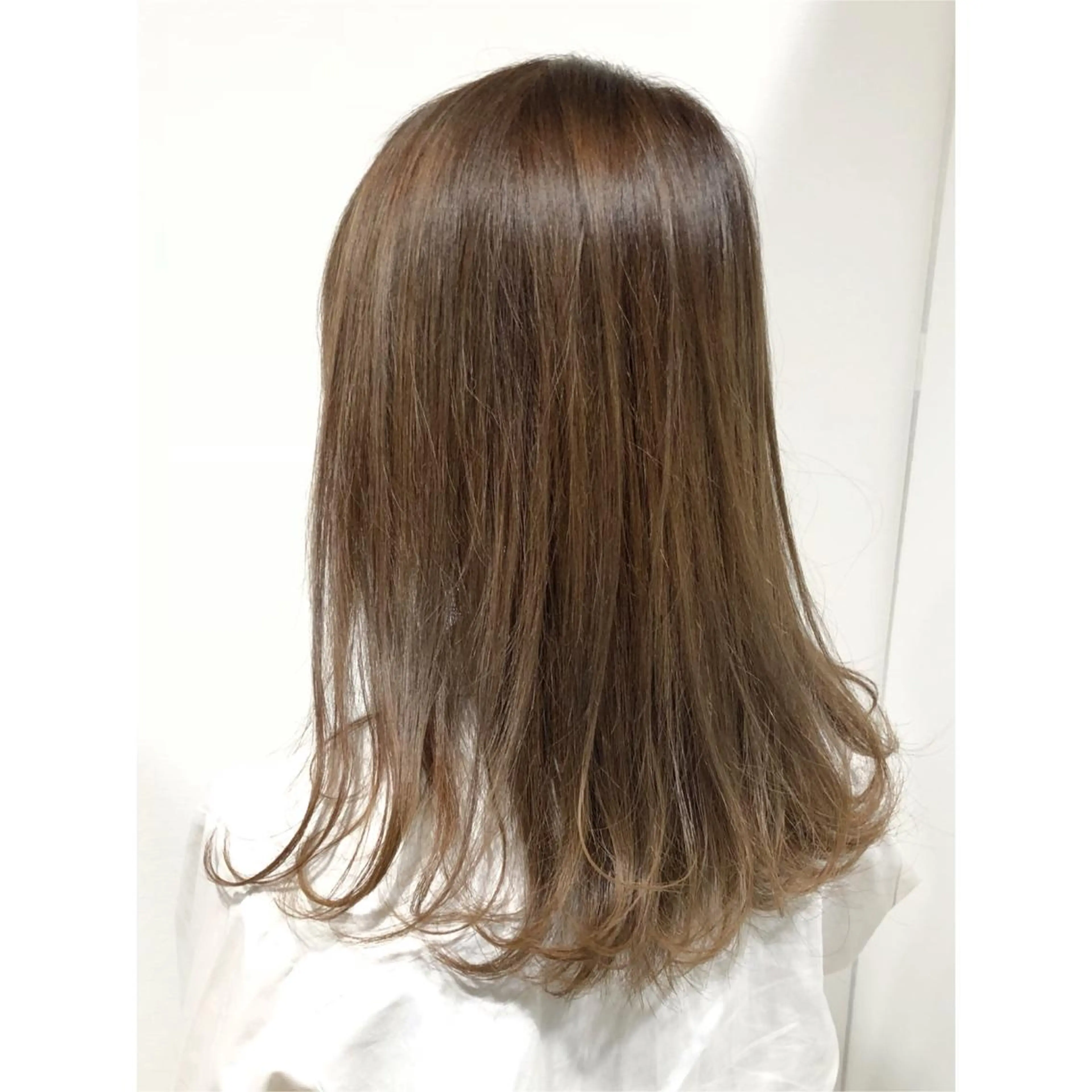 ミディアム カラー ベージュカラー ブリーチ ケアブリーチ イルミナカラー カット ヘアカラー パーマ トリートメント ヘッドスパ KIZU 髪質改善 オカルト怪談のヘアスタイル