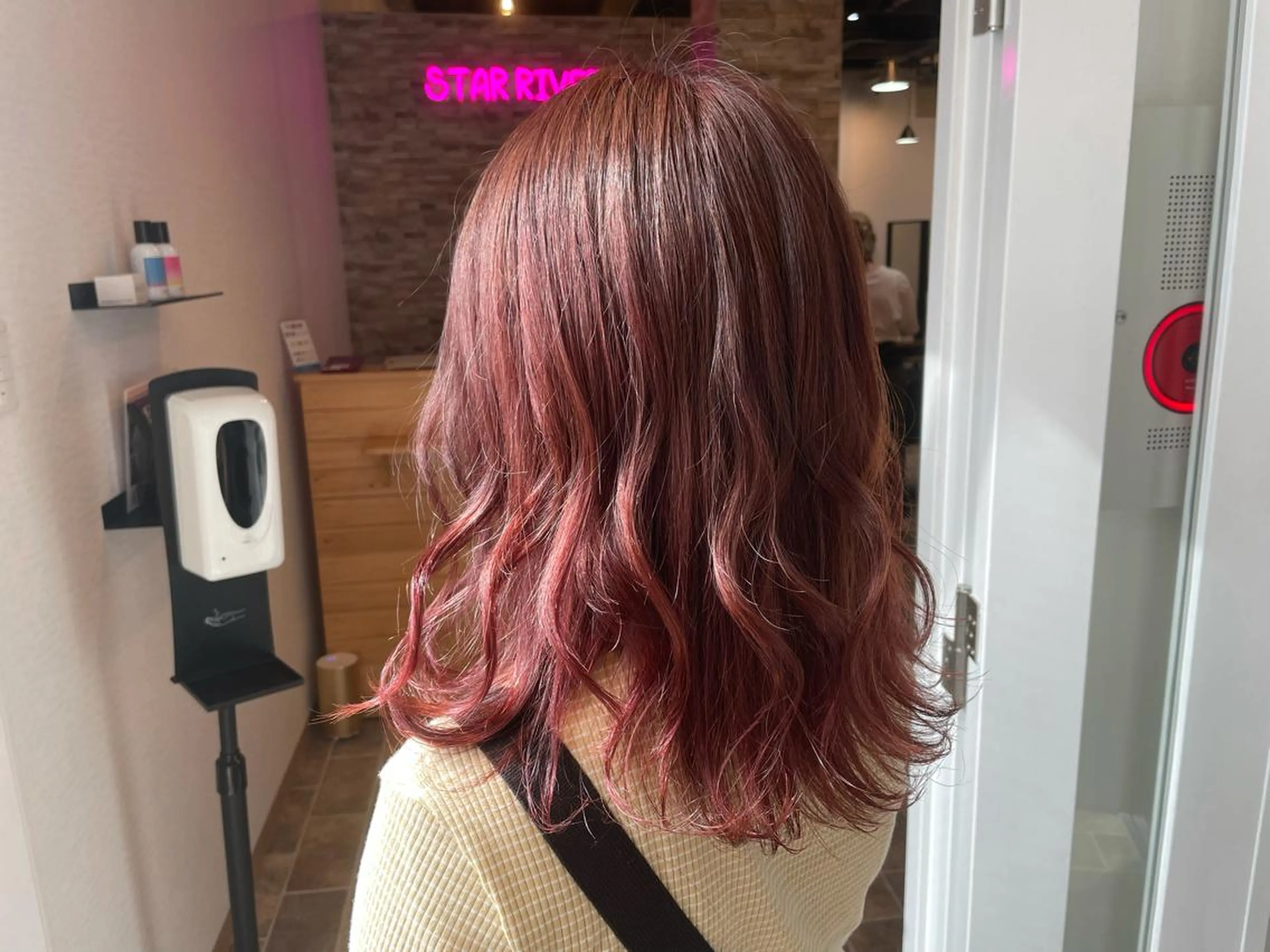 セミロング SALOWIN心斎橋Suite店所属・ブリーチ毛にもできる 縮毛矯正|鷹司郎のヘアスタイル