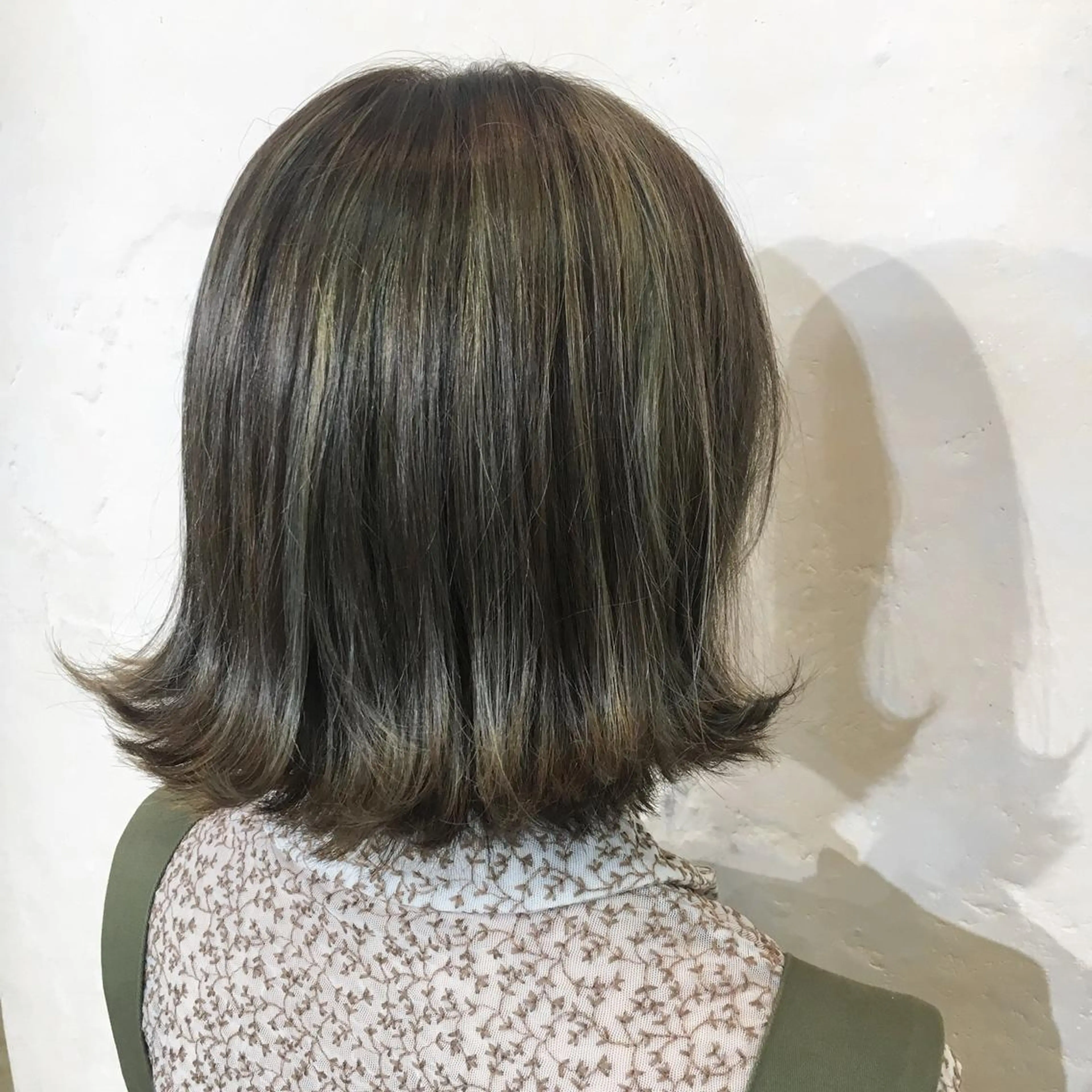 ミディアム カラー パーマ ヘアアレンジ メンズ キッズ ネイル マツエク・マツパ 結婚式・ブライダル ミディアムパーマ メンズバレイヤージュ センターパート メンズハイライト 角床直哉 カラーカットNO 1のヘアスタイル