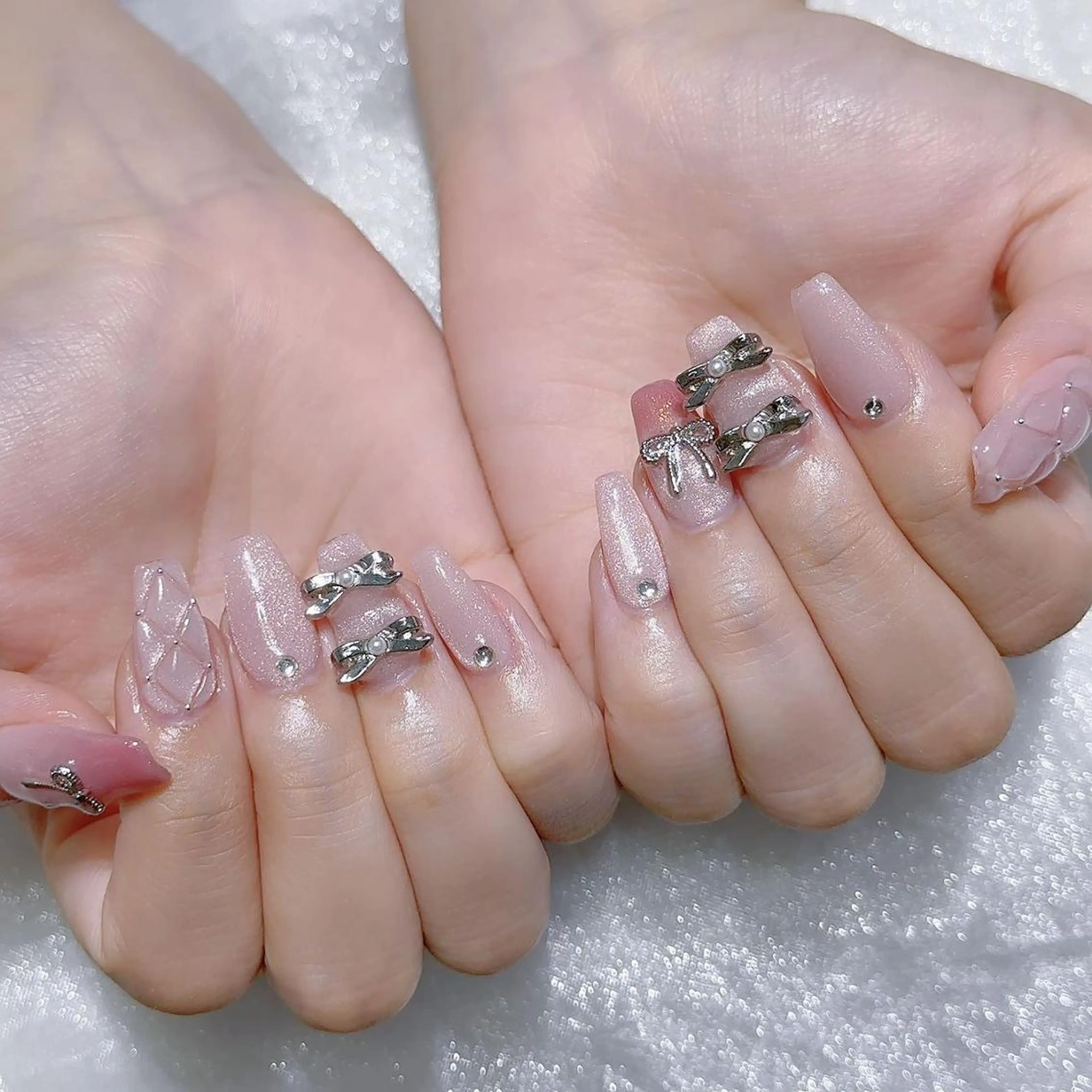 ネイル チークネイル ジェルネイル キラキラネイル マグネットネイル 持ち込み ハンドネイル Queens 新宿本店のネイルデザイン