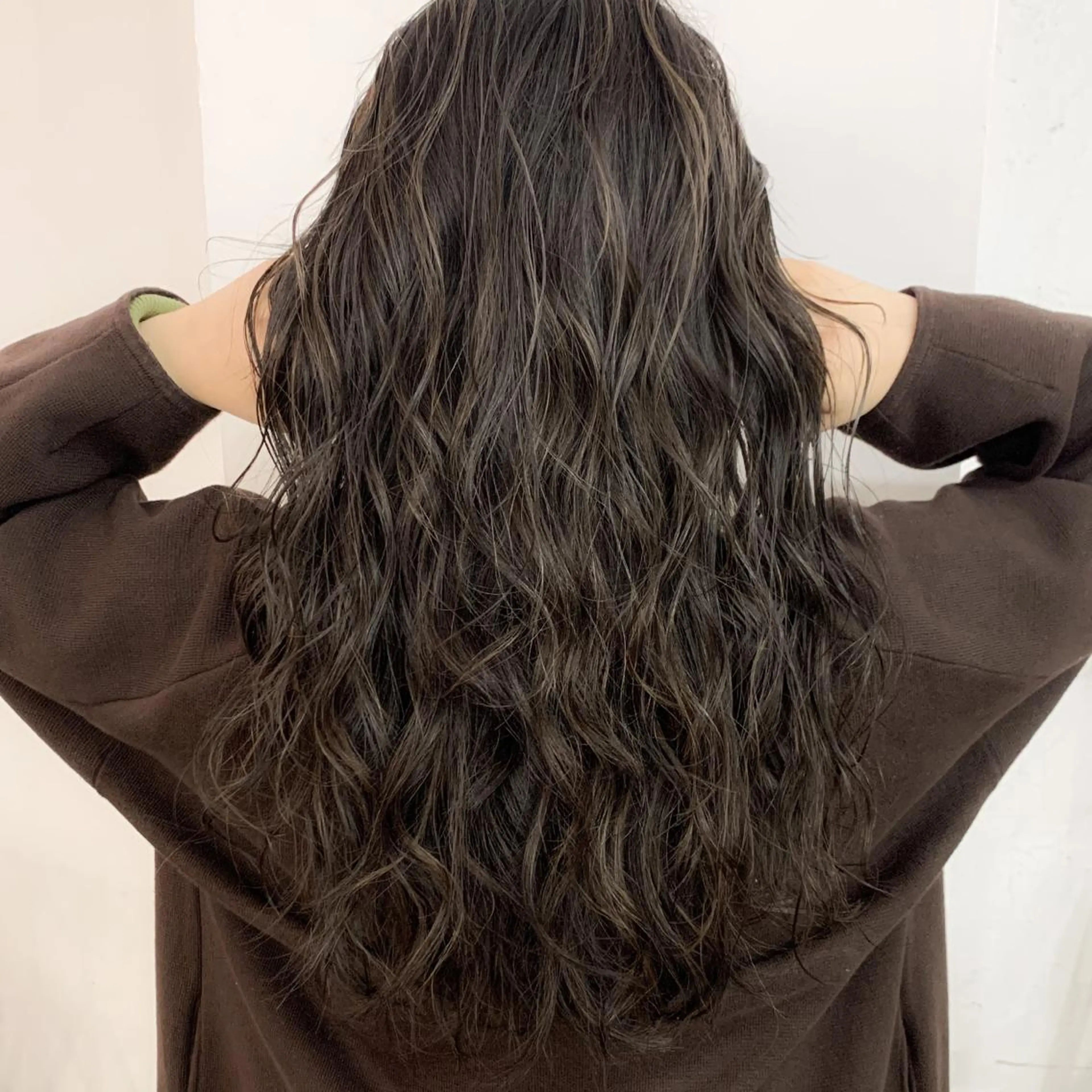 ロング カラー 透明感カラー ハイライトカラー ハイライト 渋谷ブリーチカラー 韓国ヘアyuikoのヘアスタイル