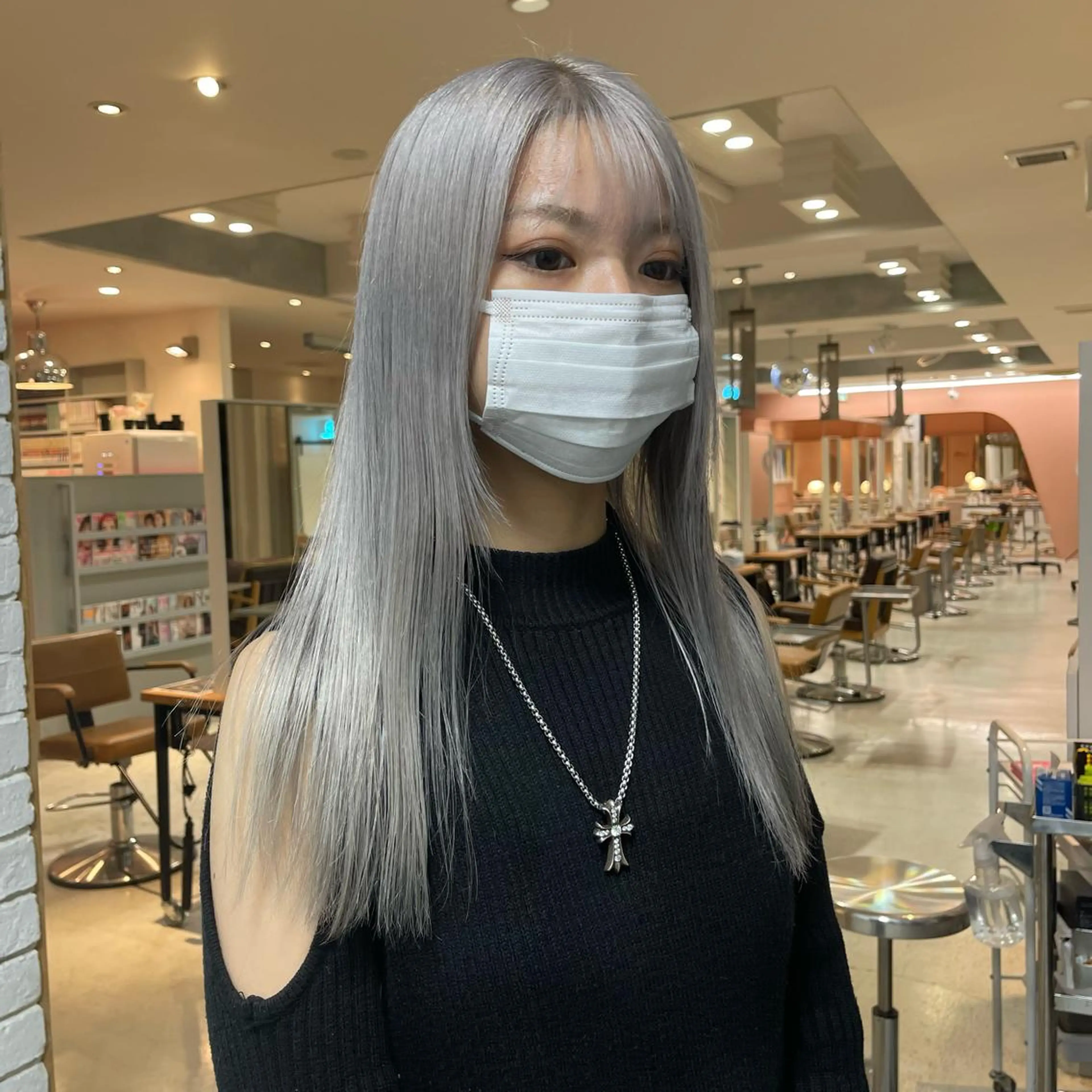ロング カラー シルバー ホワイトシルバー nameless miichiのヘアスタイル
