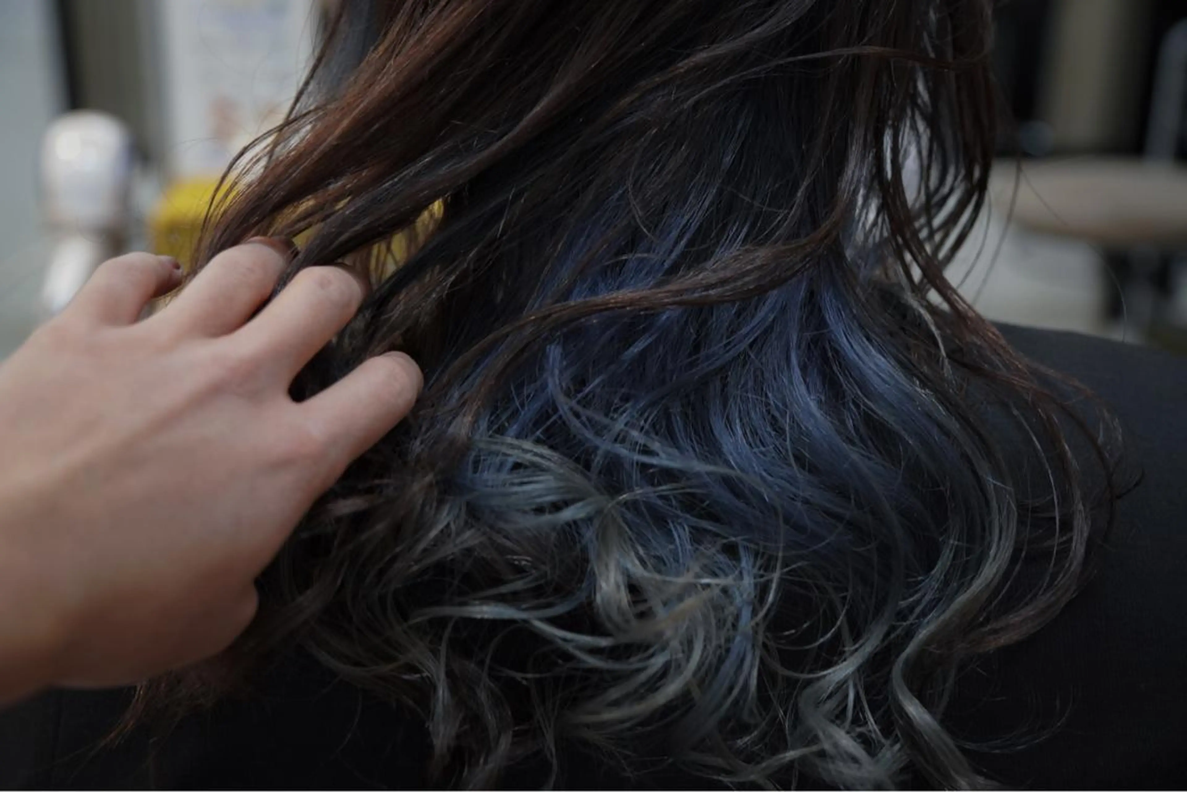 カラー ブリーチ ネイビーカラー 能登谷 泉稀のヘアスタイル
