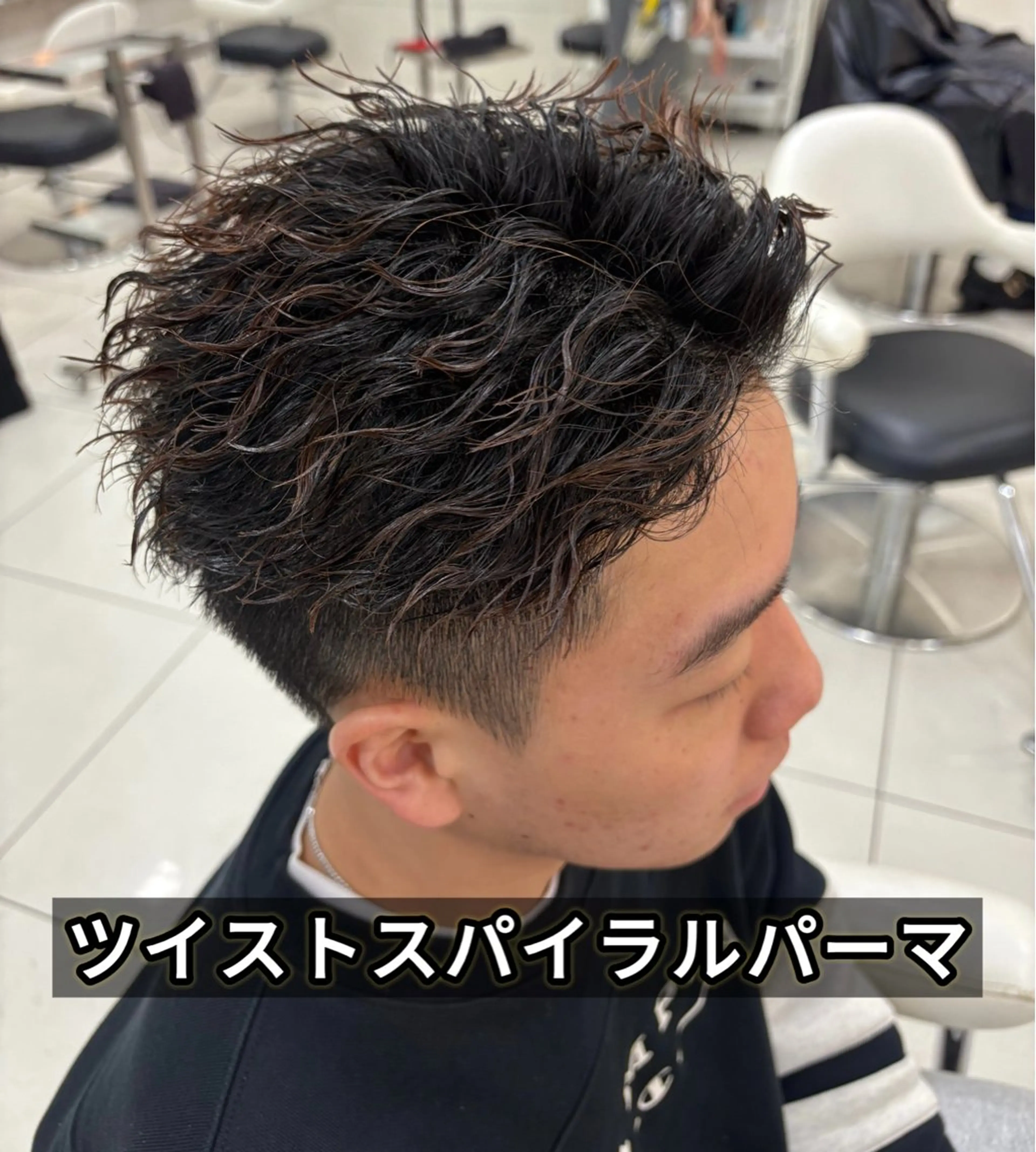 ショート カラー パーマ メンズ センターパート フェードカット フェザーパーマ カルマパーマ マッシュ カット パーマ トリートメント 髪質改善/艶カラー/ メンズパーマ/鈴木のヘアスタイル