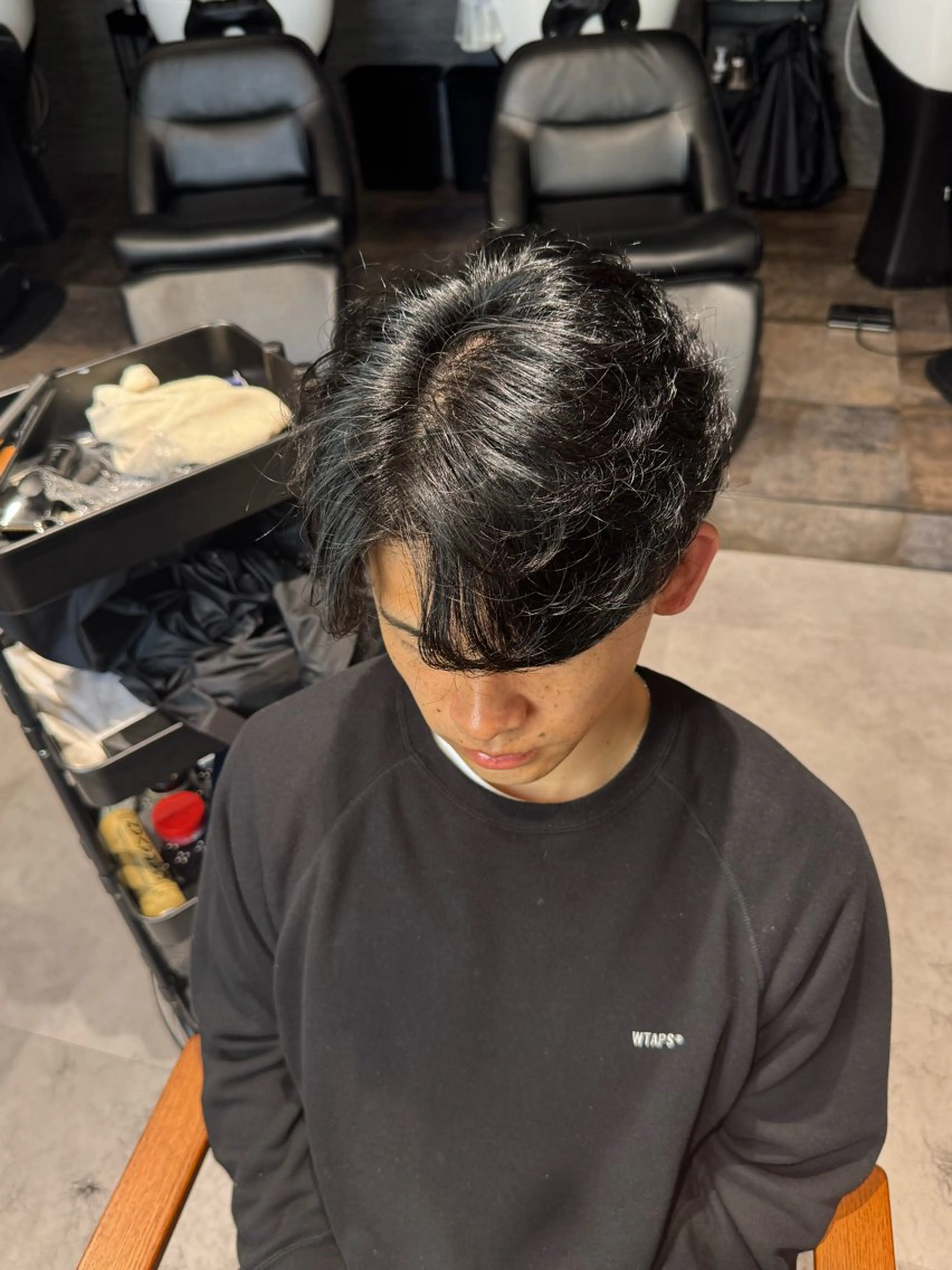 メンズ カット 毛流れ特化愁斗 センターパートパーマのヘアスタイル
