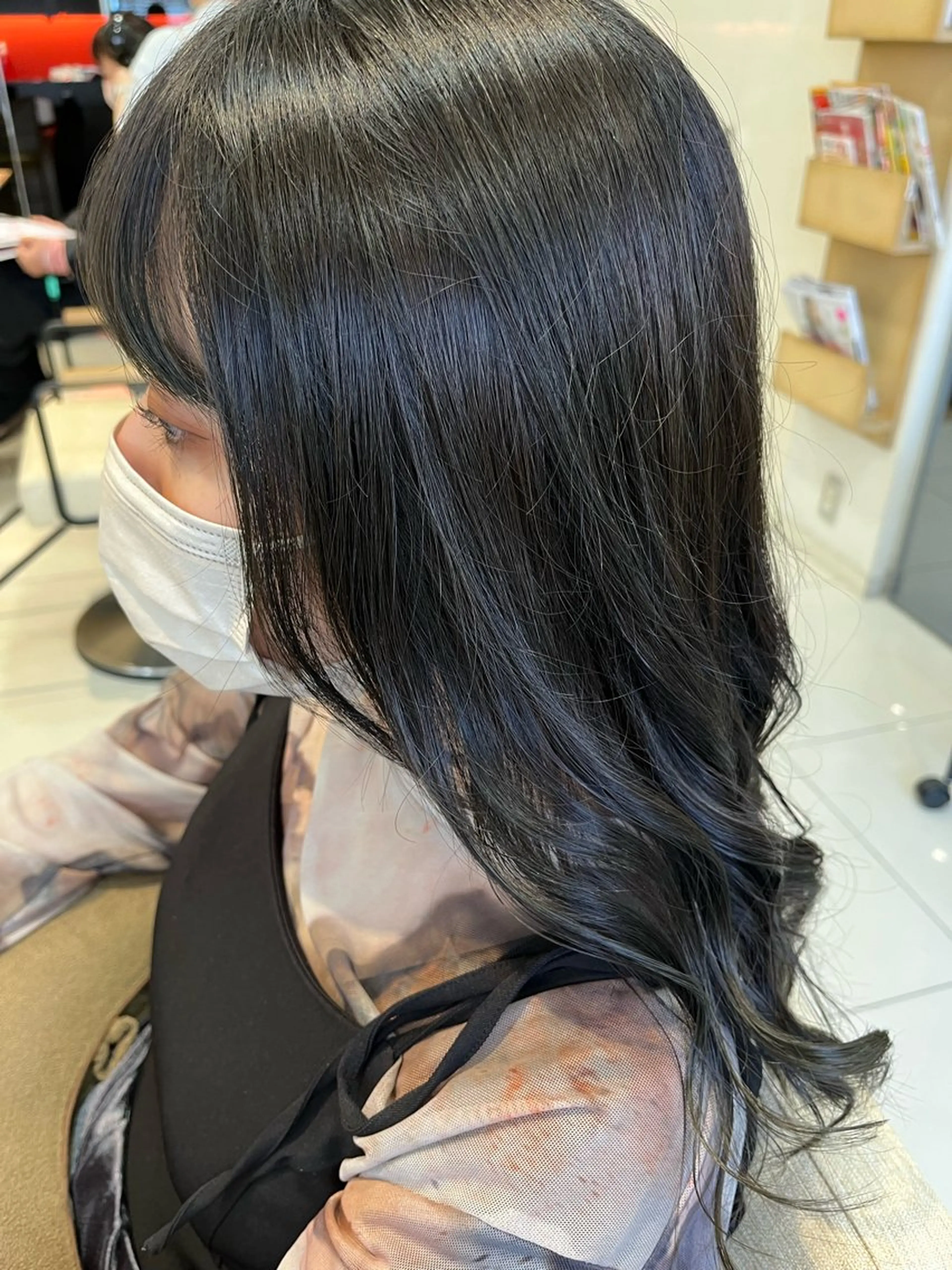 ロング カラー グレージュ オリーブグレージュ オリーブグレー なつな/ 透明感カラーのヘアスタイル